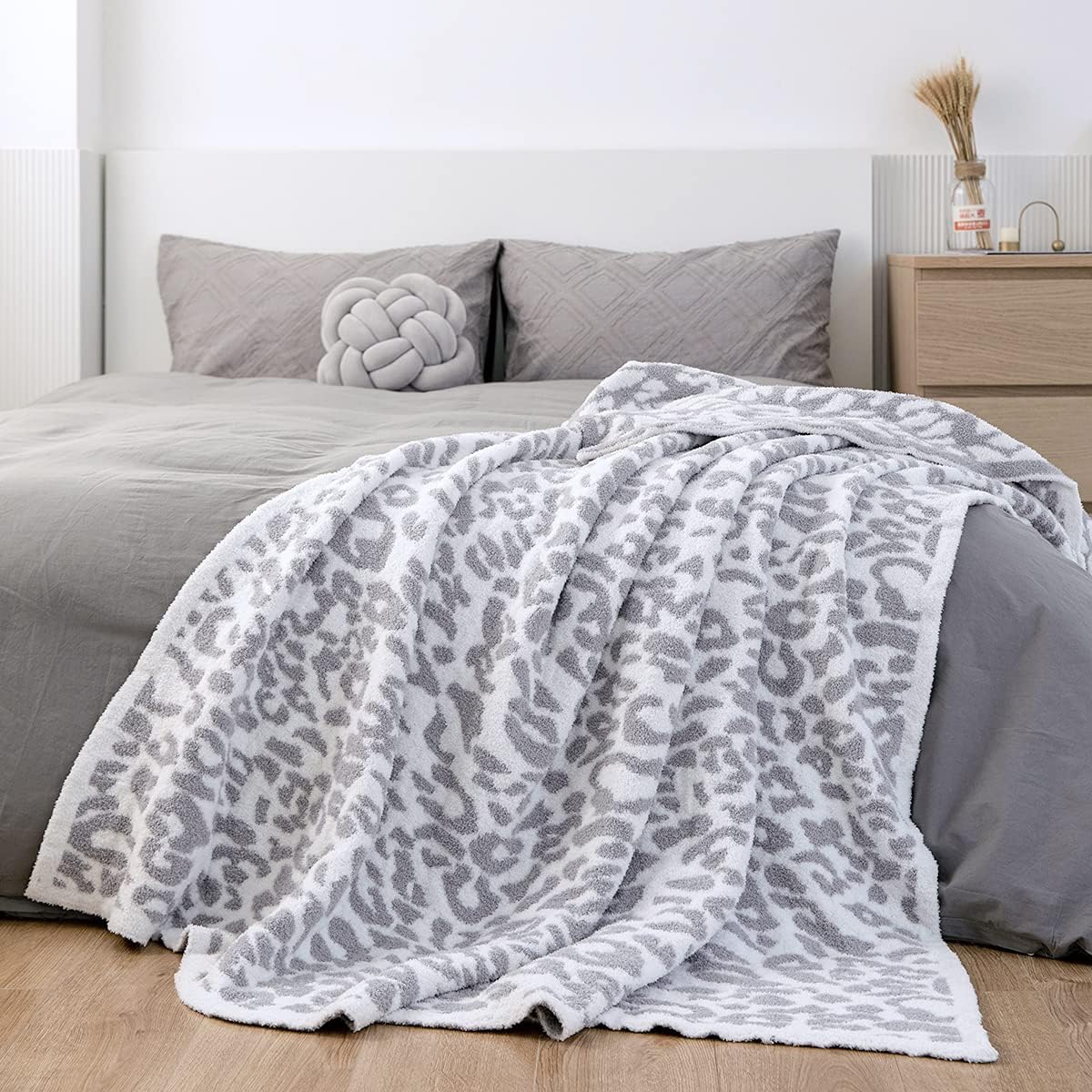 Large Soft Micro Plush Leopard Blanket for Cozy Comfort