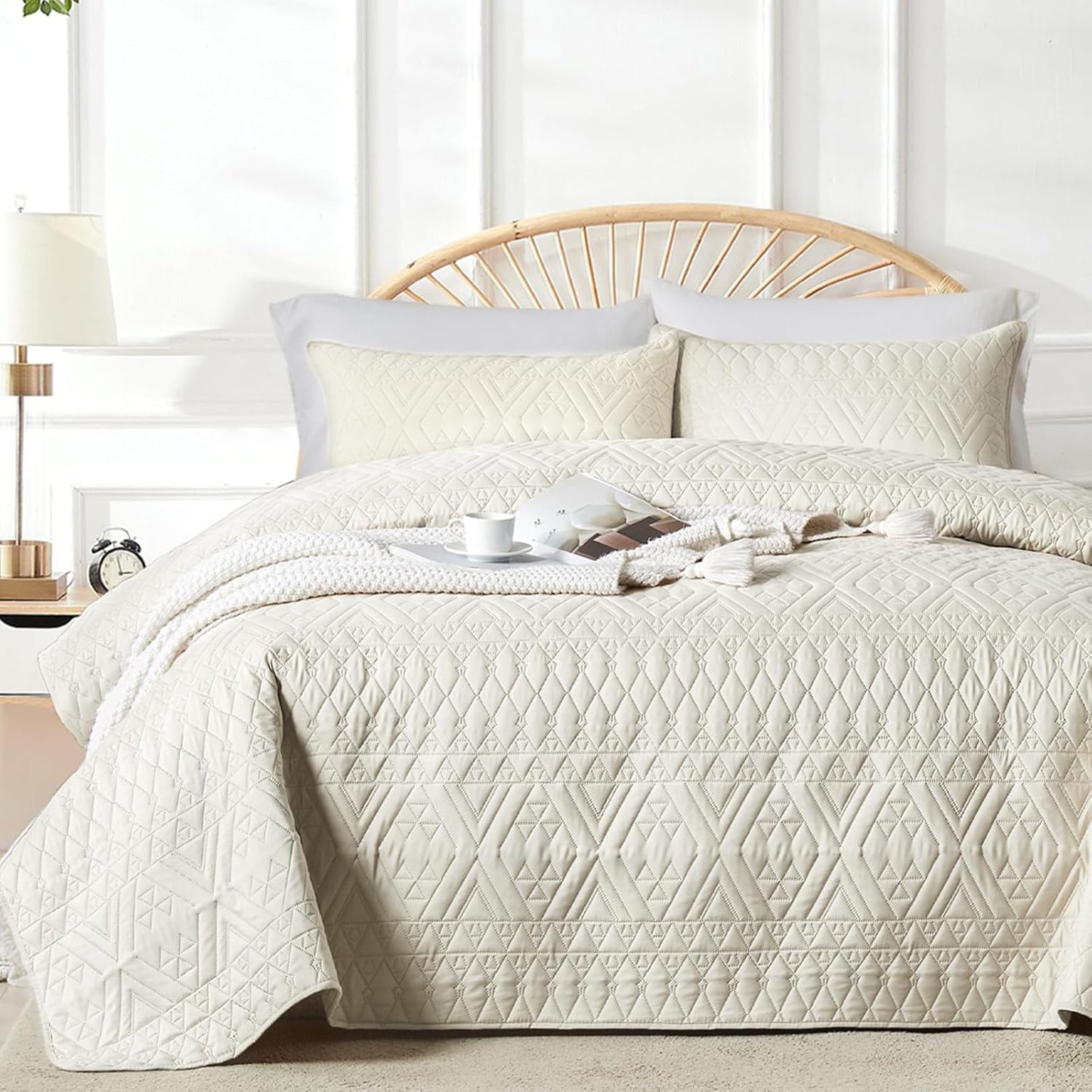 akkialla Full/Queen Quilt Set in Cream, Lightweight Microfiber