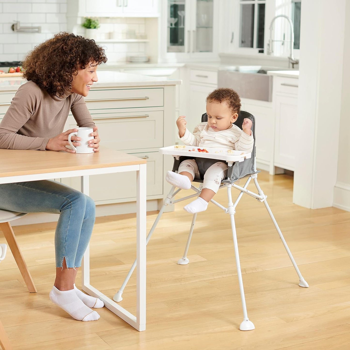 Regalo Portable High Chair: Indoor/Outdoor, Bonus Tray with Cup Holder