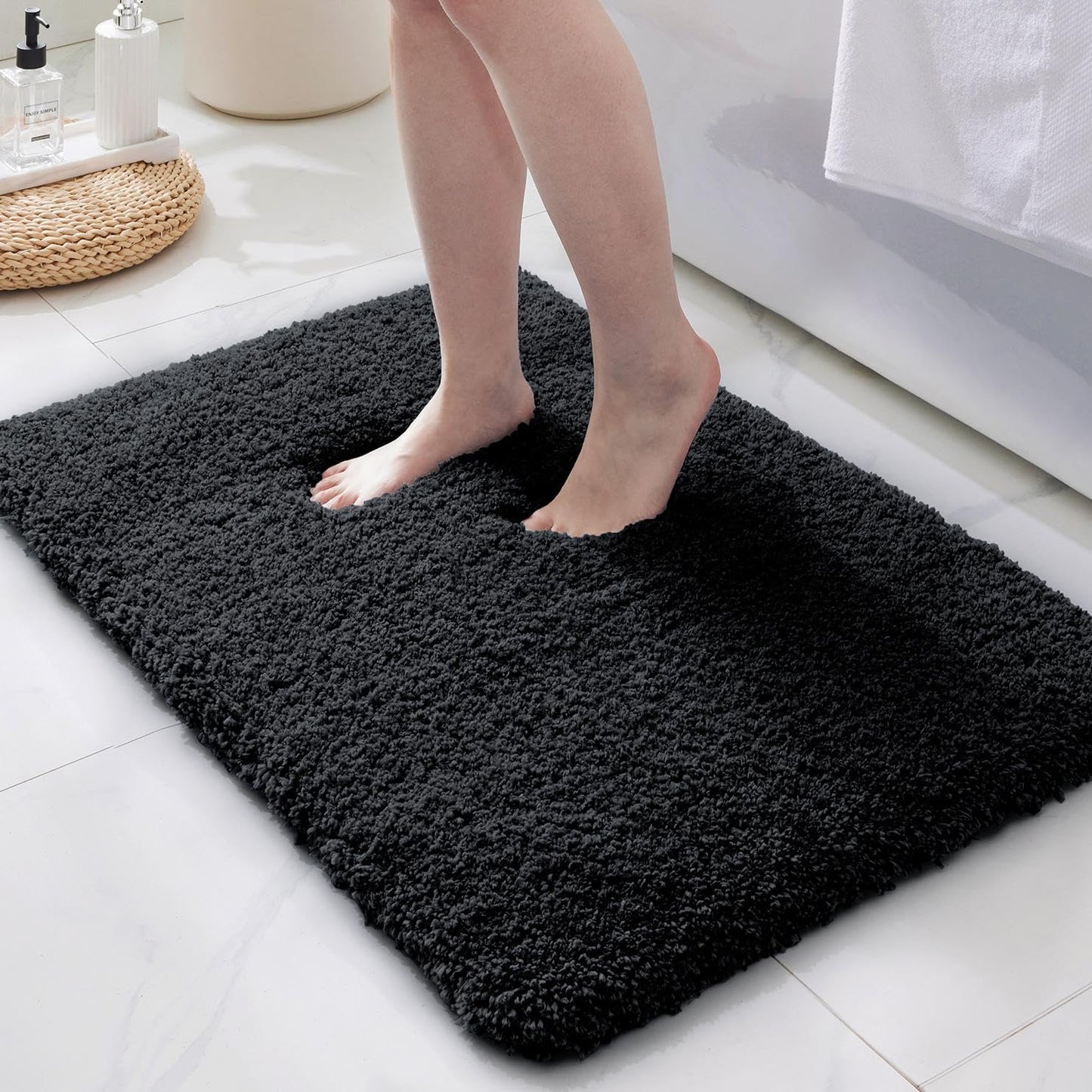 ILANGO Black Bathroom Rugs Non Slip Super Absorbent Soft Mat