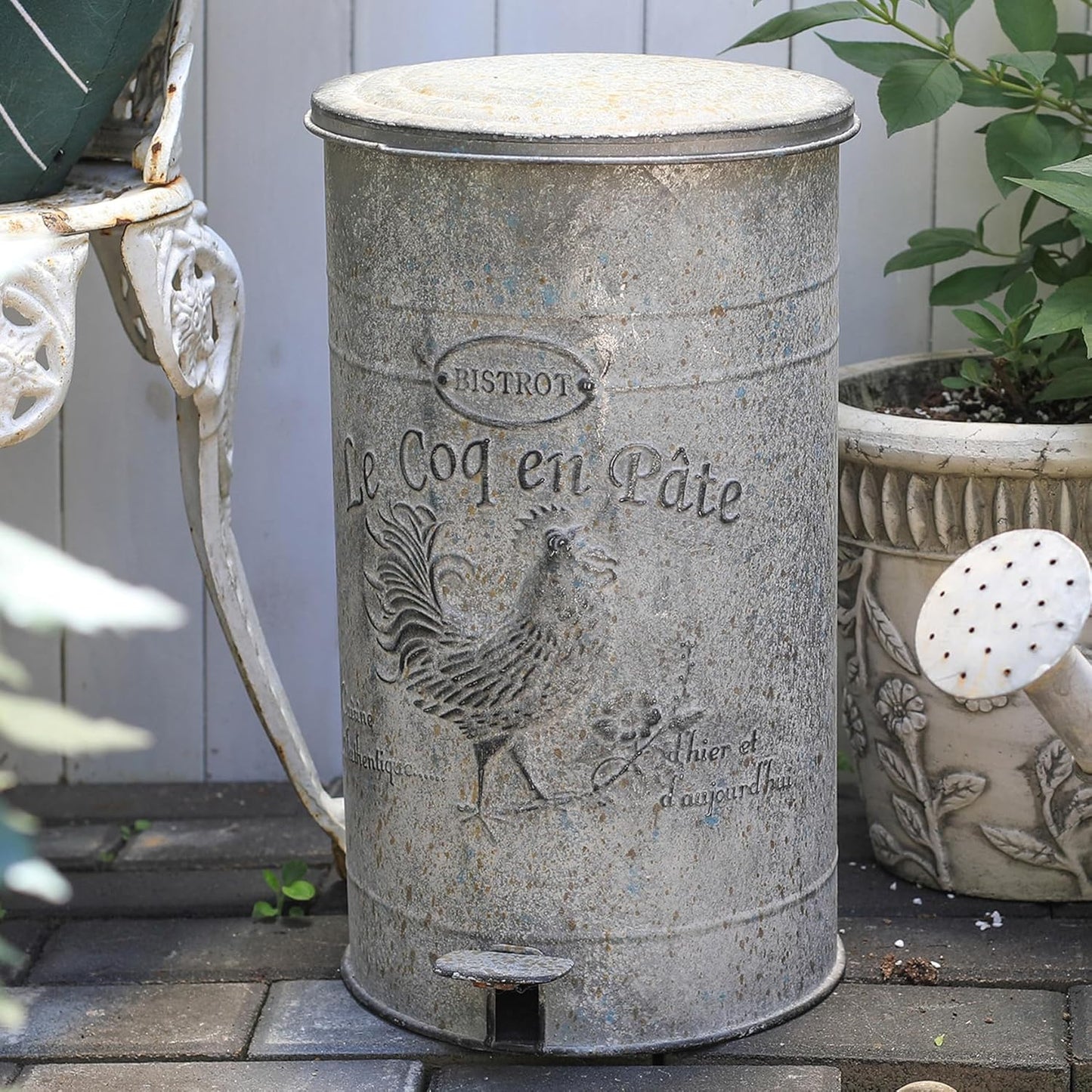 Retro Kitchen Trash Can with Lid 15 Liter Pedal Design