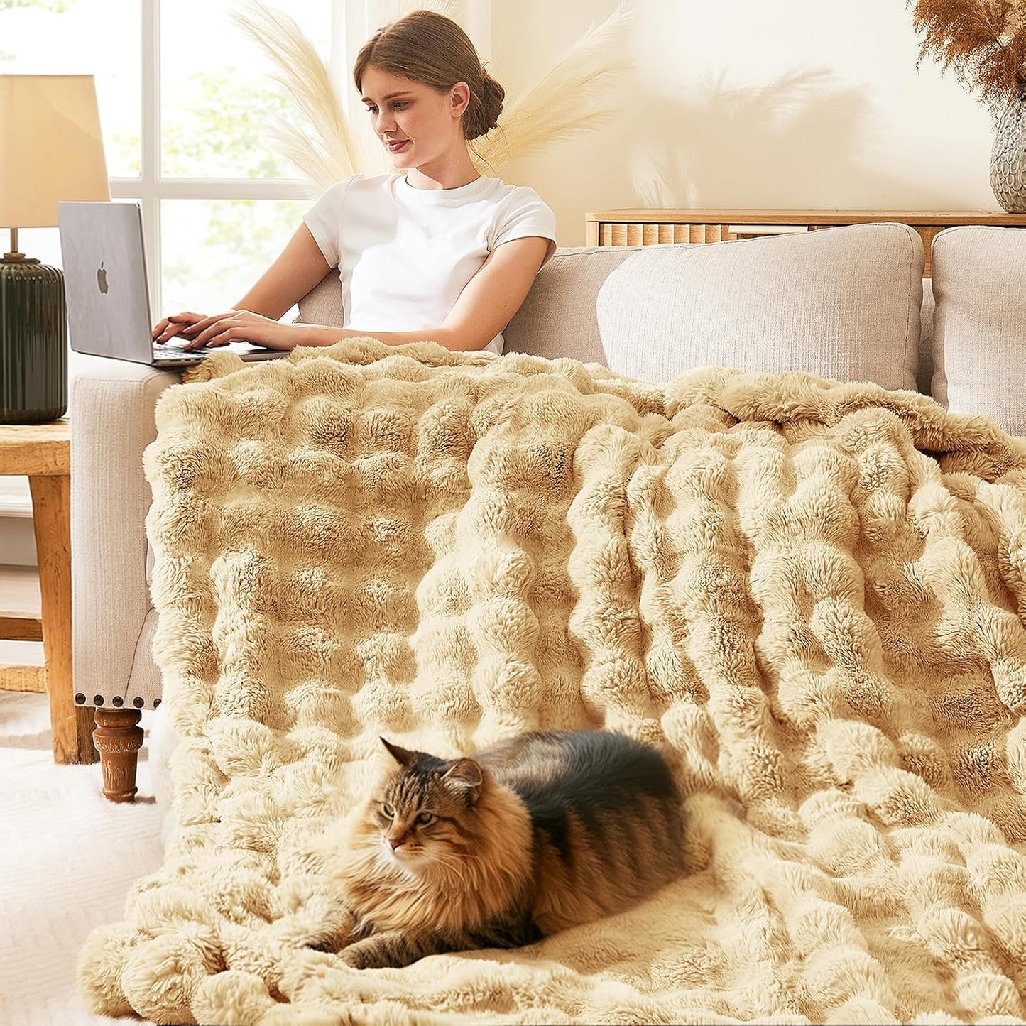 L'AGRATY Faux Rabbit Fur Blanket: Cozy Plush Bubble Throw