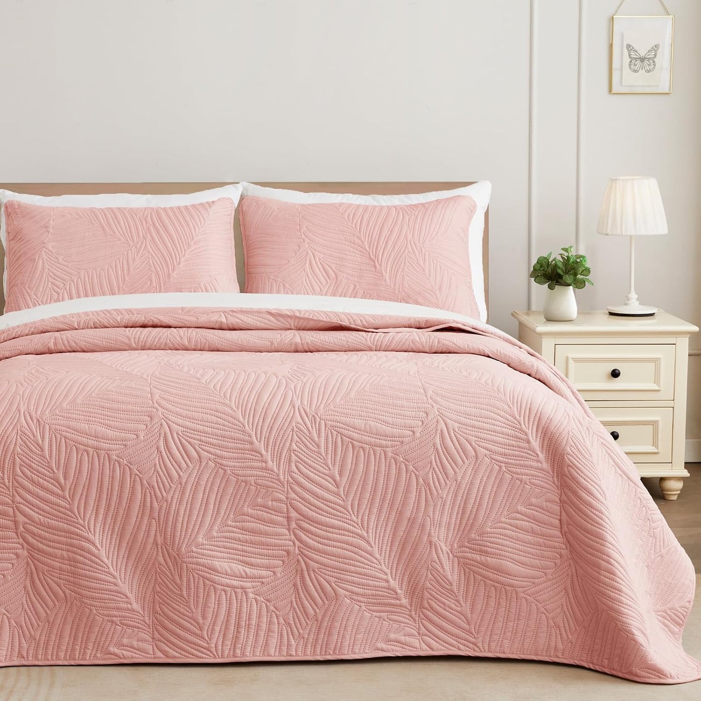Lightweight Blush Pink Queen Quilt Set with Leaf Pattern Design