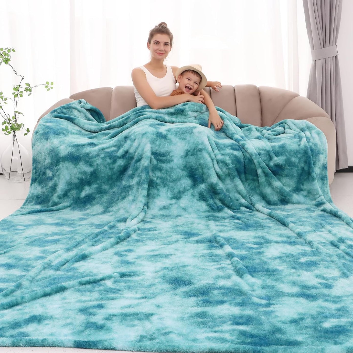 Cozy Soft Lightweight Fleece Throw Blanket for All Seasons