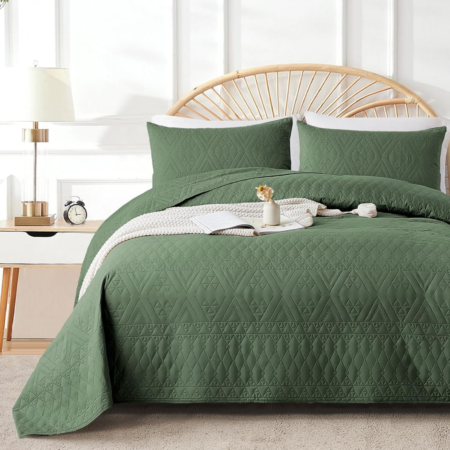 King/Cal King Size Quilt Set with Geometric Design for All Seasons