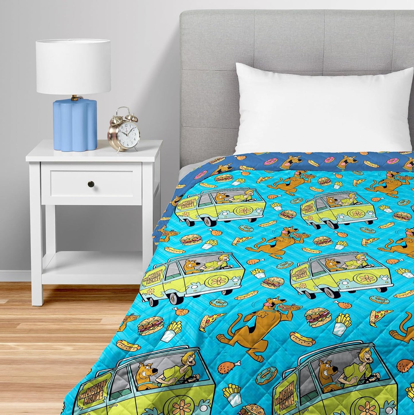 Scooby-Doo Super Snacky Twin Quilted Throw Blanket for Comfort