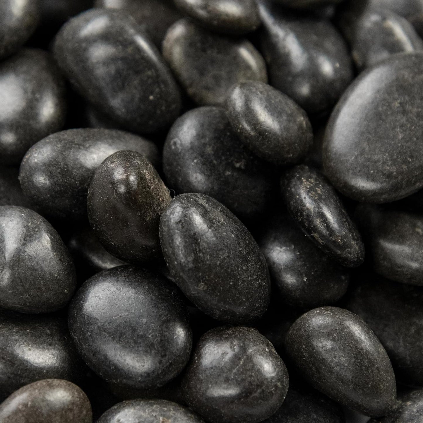 MSI Decorative Polished Black Pebbles for Unique Accents