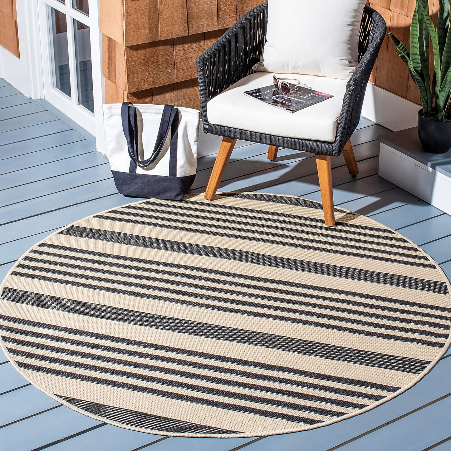 SAFAVIEH Courtyard Collection Area Rug - Stylish & Durable