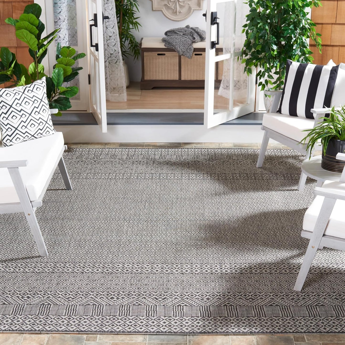 SAFAVIEH Courtyard Collection Area Rug - Stylish & Durable