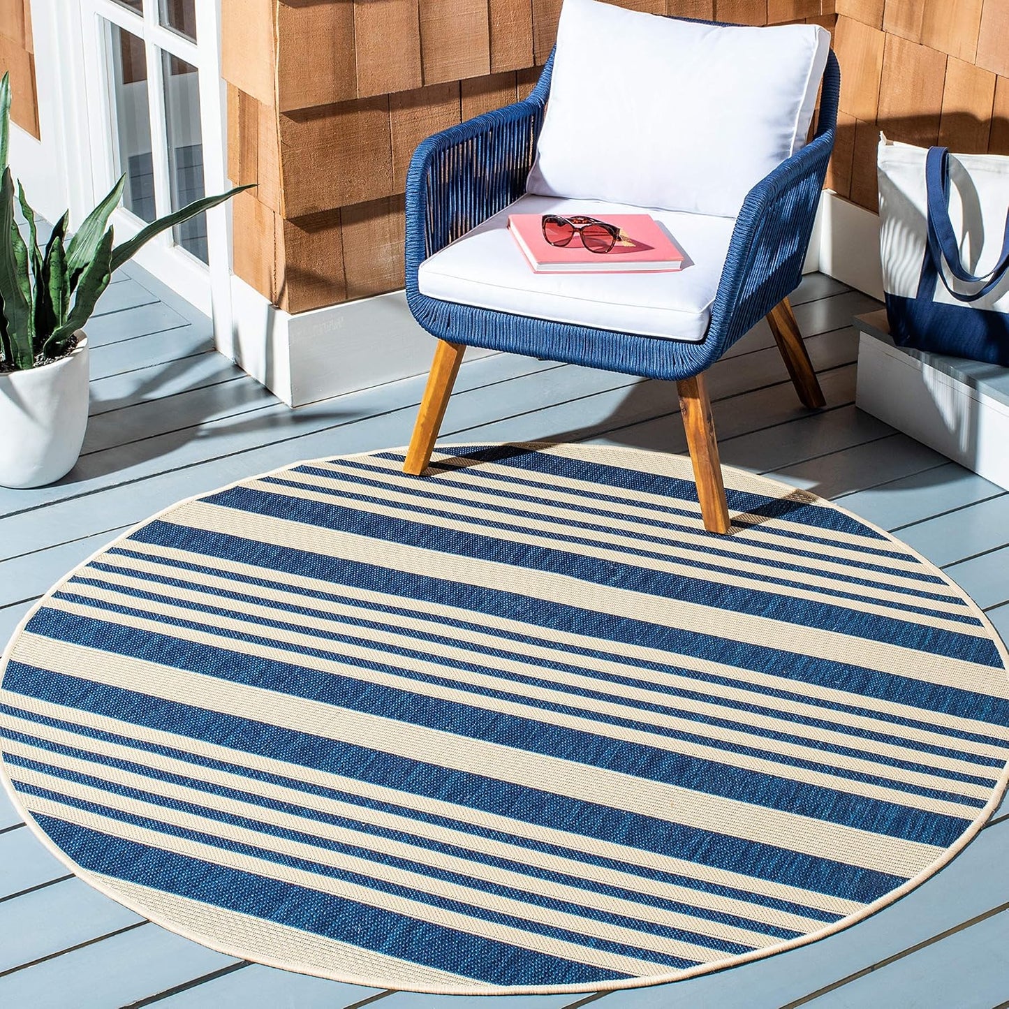 SAFAVIEH Courtyard Collection Area Rug - Stylish & Durable