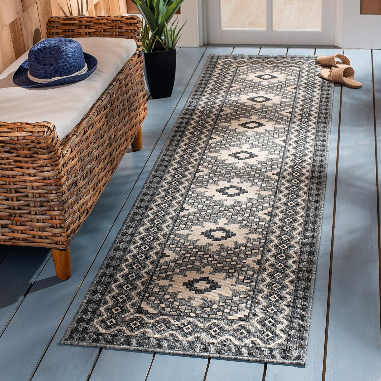 SAFAVIEH Veranda Collection Runner Rug - Stylish & Durable