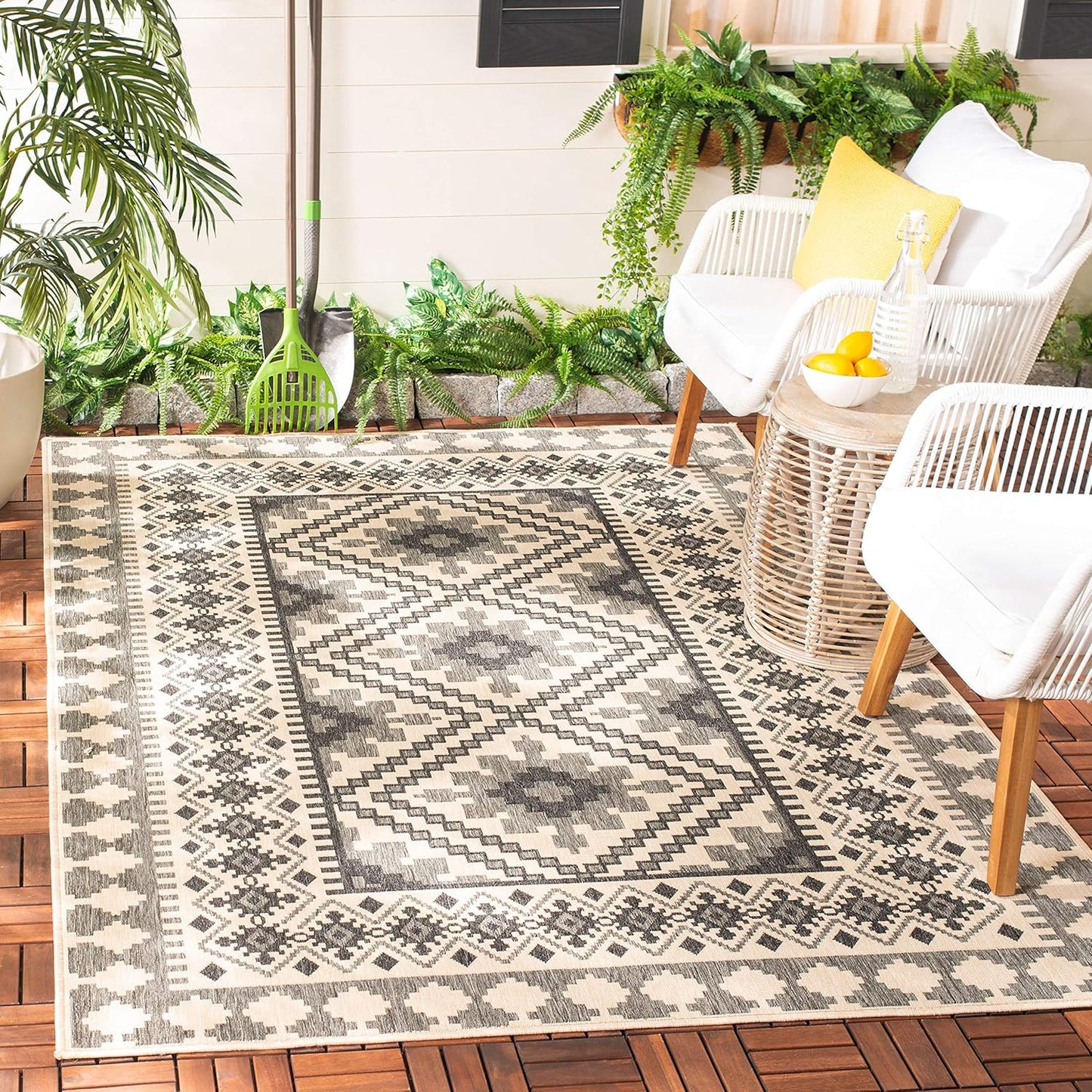SAFAVIEH Veranda Collection Accent Rug - Stylish & Durable