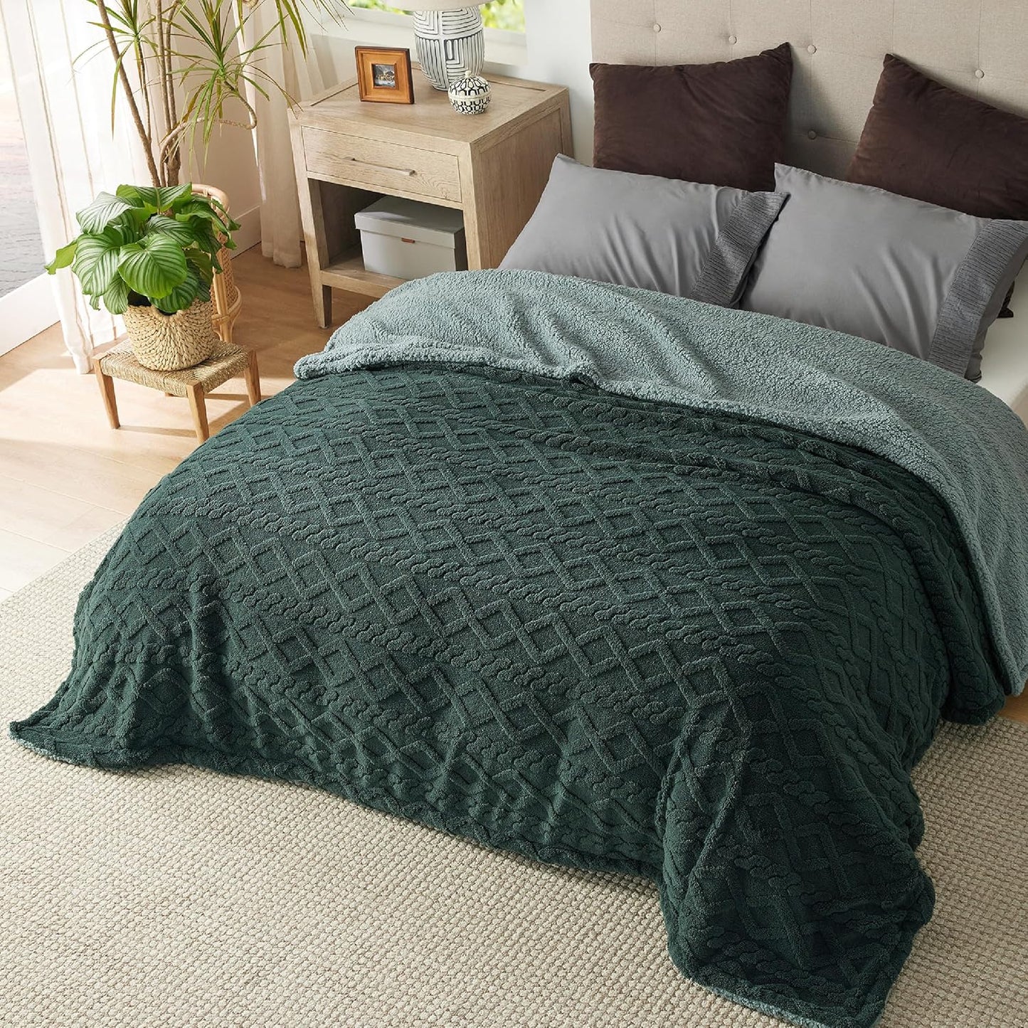 Bedsure Gentlesoft Sherpa King Size Blanket for Cozy Comfort