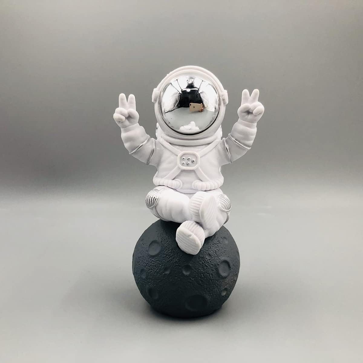 Space Explorer Figurine: Decorative Mini Astronaut