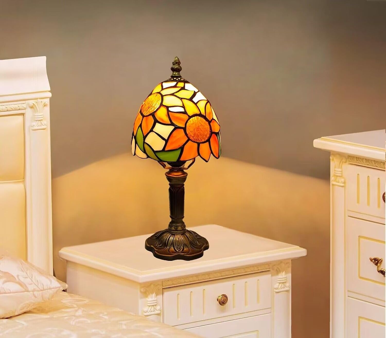 Tiffany Style Table Lamp with Sunflower Stained Glass Design