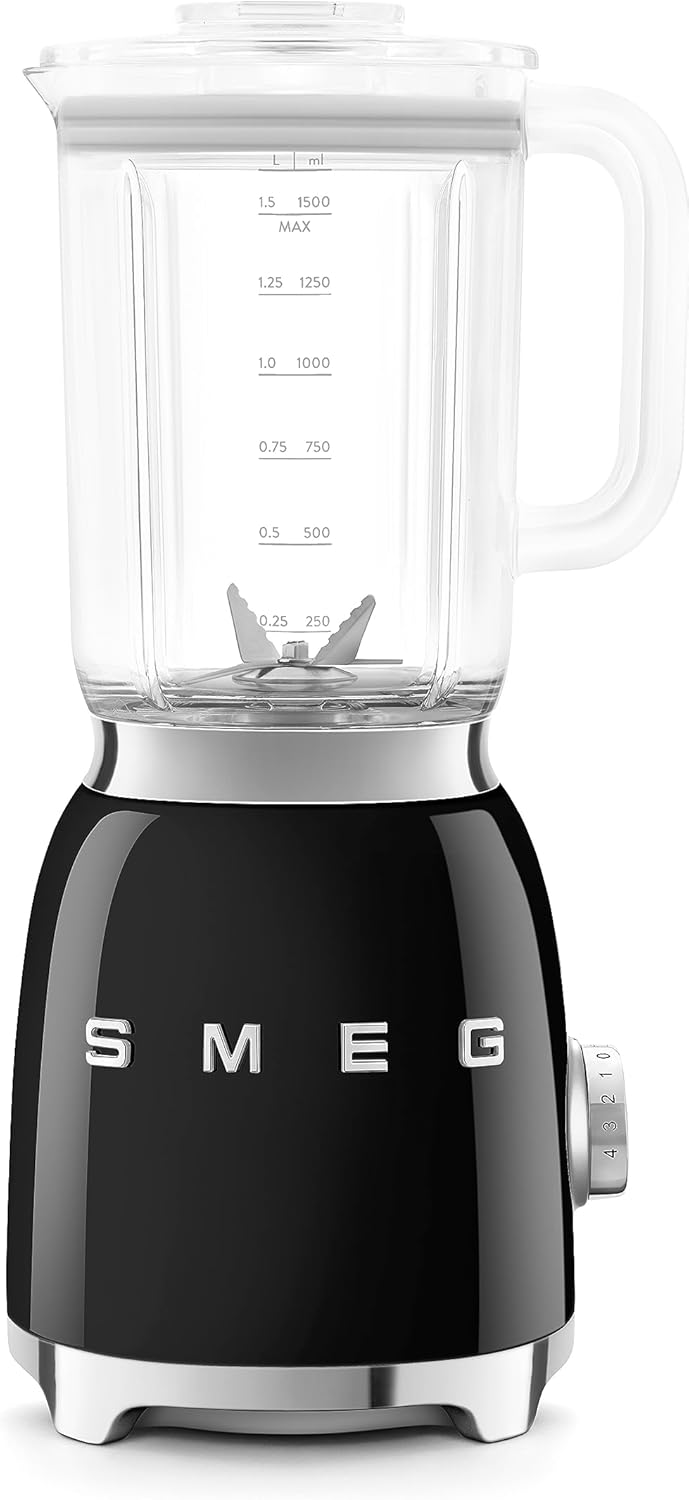 Sleek & Powerful: Smeg Retro Blender in Black