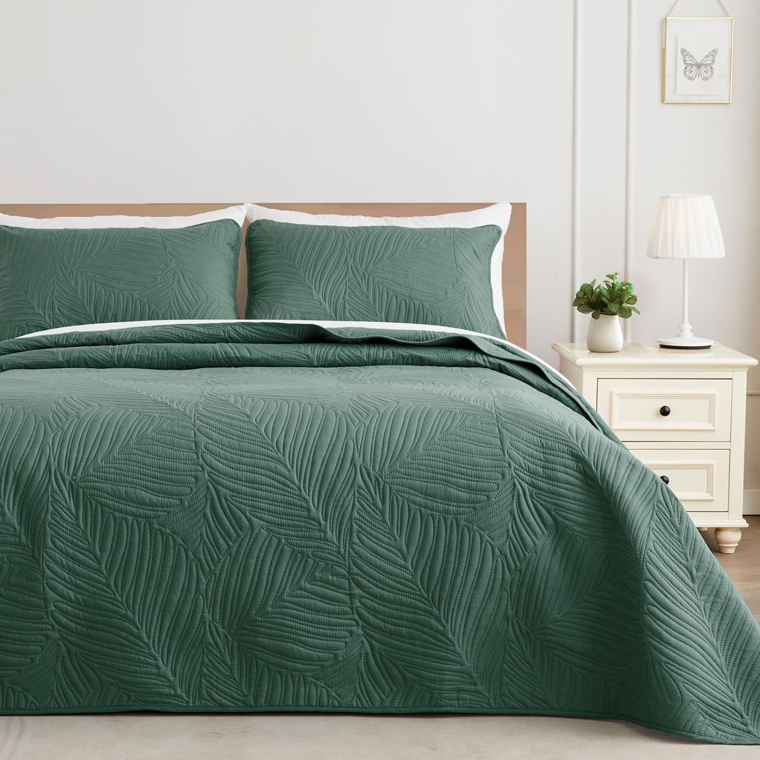 Exclusivo Mezcla Queen Quilt Set with Leaf Pattern for All Seasons