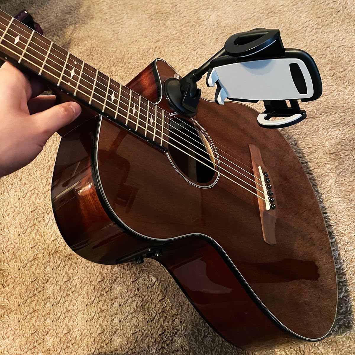 Hands-Free Guitar Phone Holder by ALLICAVER