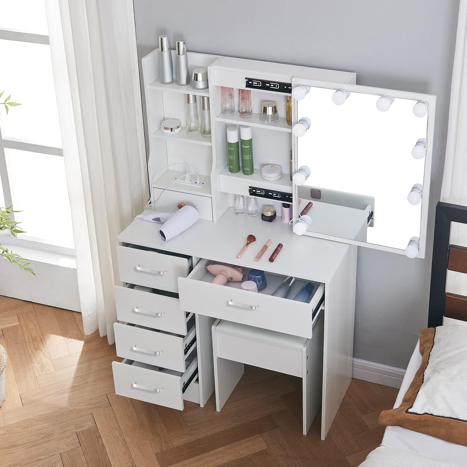 Lighted Mirror Vanity Set for Chic Spaces