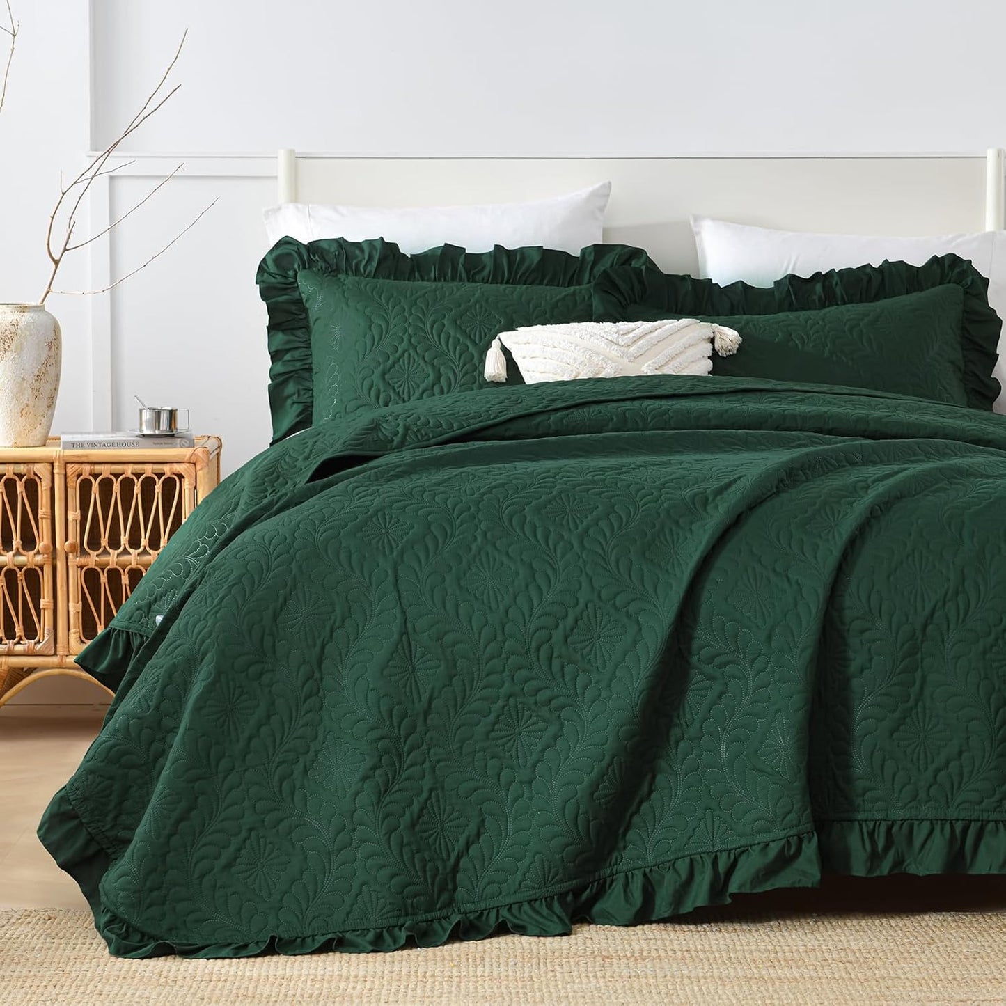 DJY Queen Quilt Set in Emerald Green - Stylish Ruffled Design