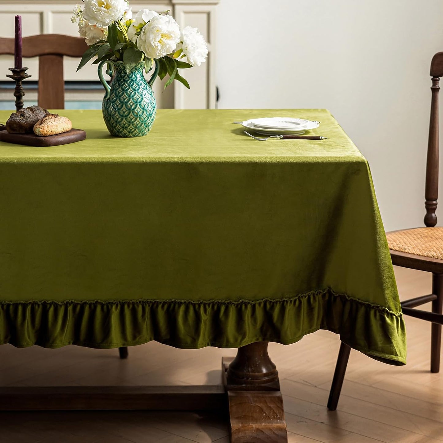 Luxurious Green Velvet Tablecloth for Elegant Dining Events