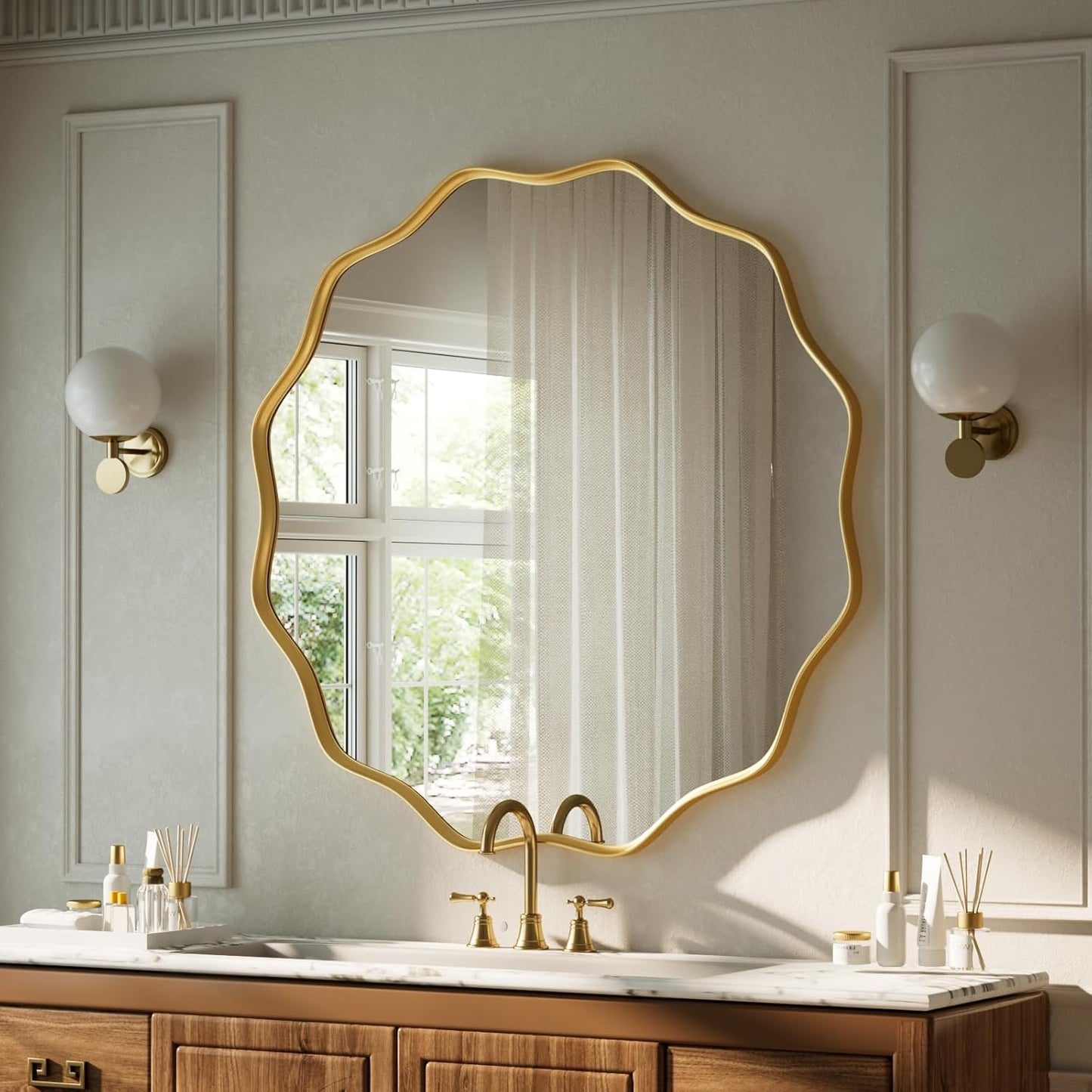 Gold Scalloped Circle Mirror with Elegant Wavy Edge Design