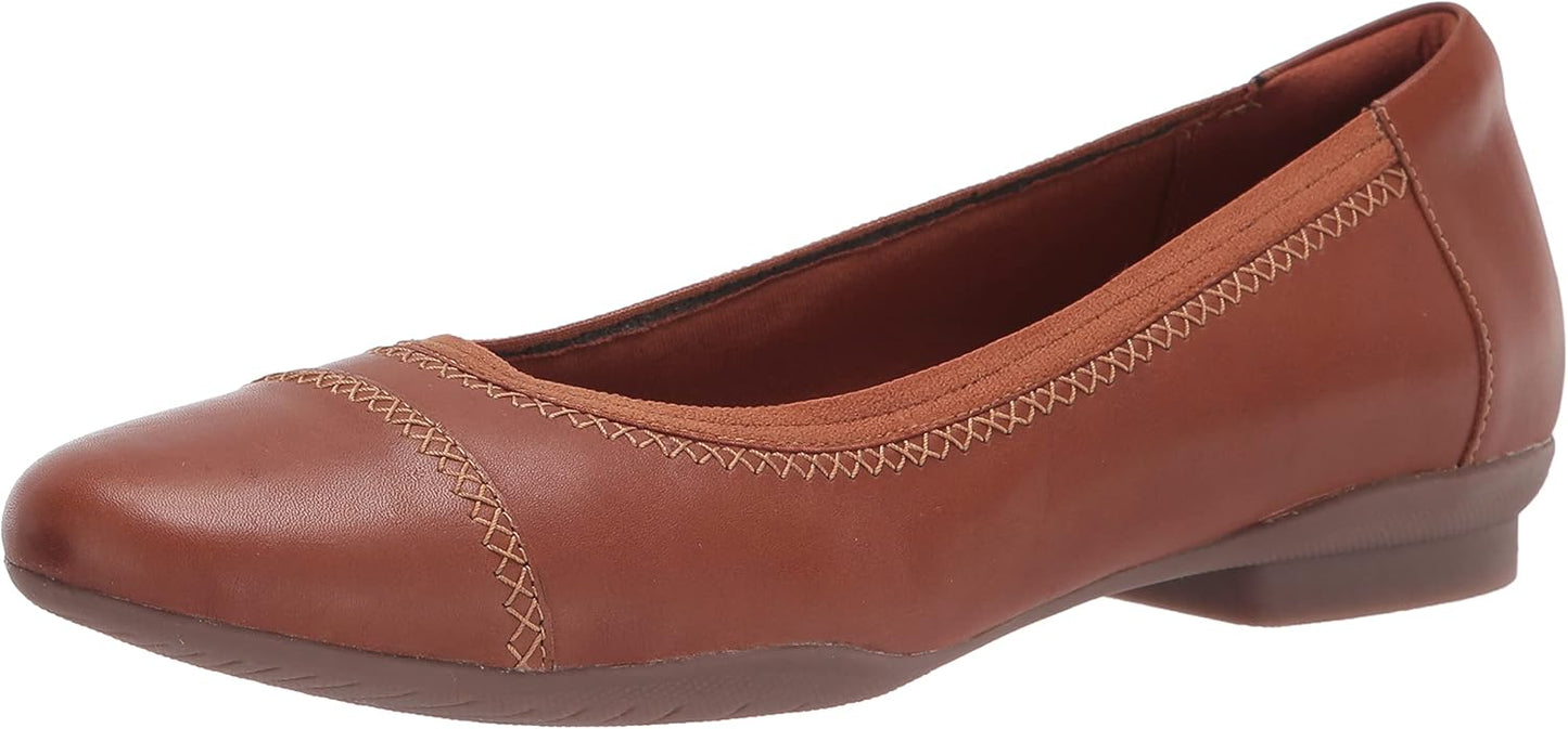 Clarks Women's Sara Ballet Flat - Timeless Elegance and Comfort