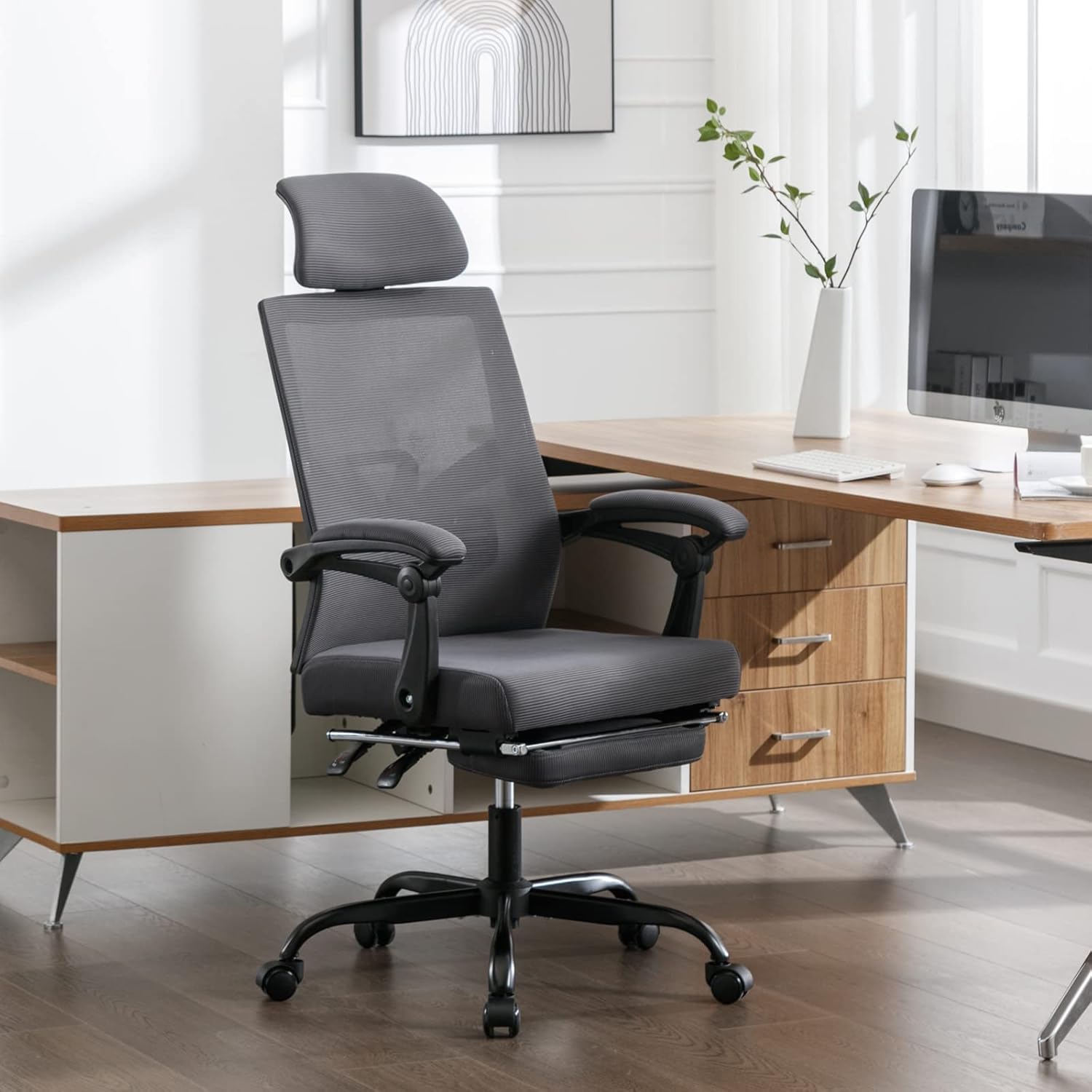 Qulomvs Mesh Ergonomic Office Chair with Adjustable Footrest