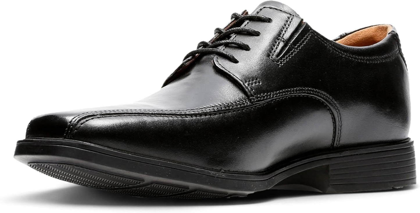 Clarks Men's Tilden Walk Oxford: Classic Style and Comfort