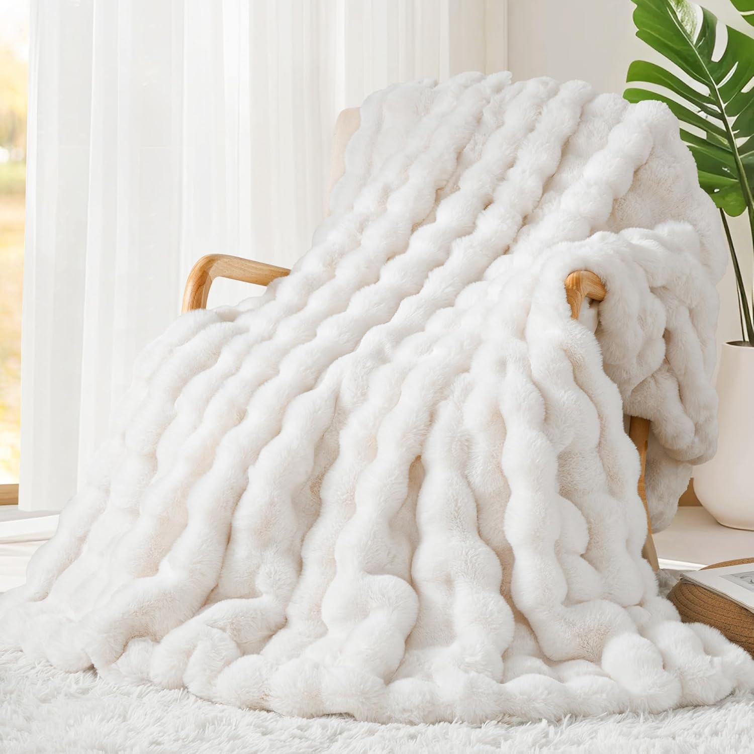 Touchat Luxury 1000GSM Faux Rabbit Fur Throw Blanket for Cozy Warmth
