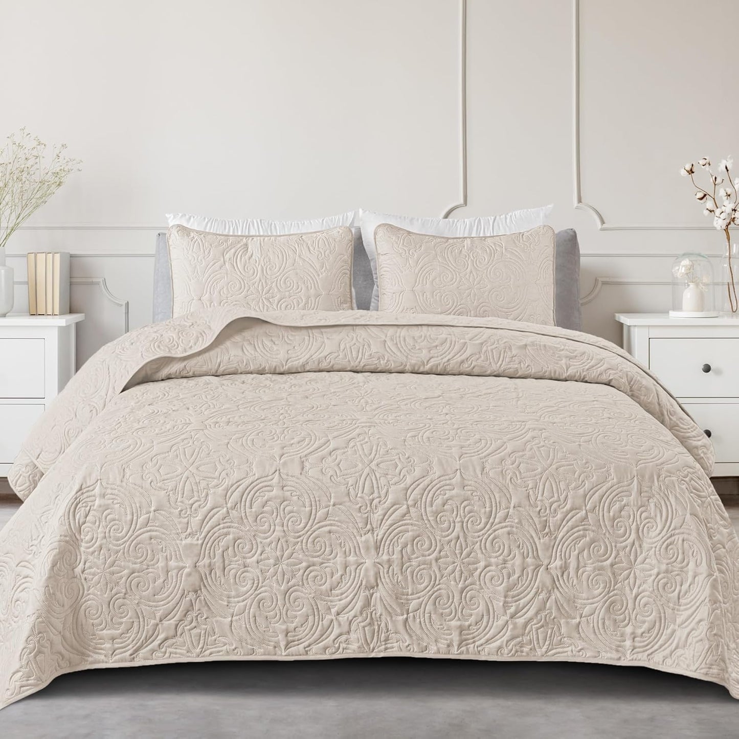 Exclusivo Mezcla Quilts Queen Size Bedding Set for All Seasons