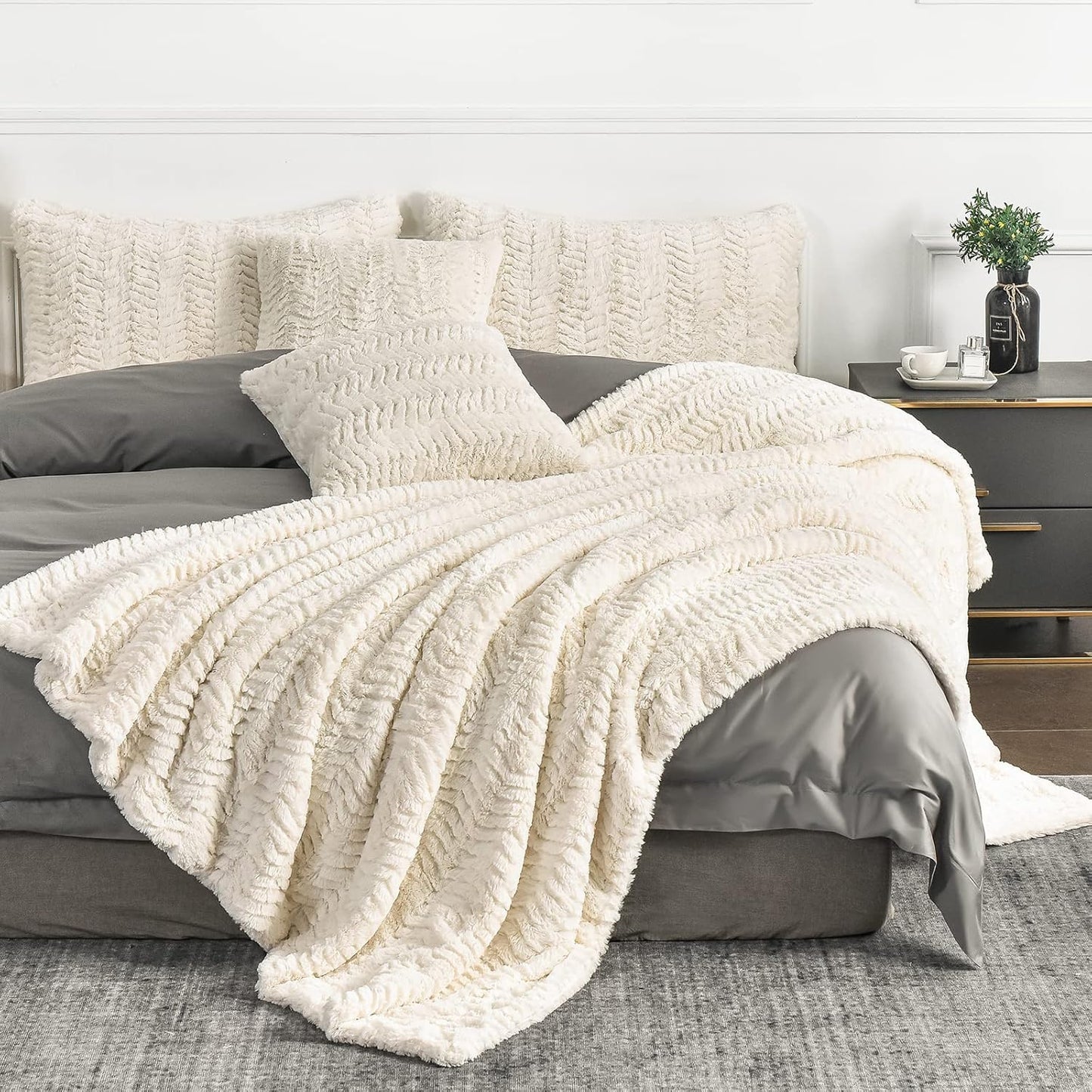 YUSOKI Luxury Faux Fur Blanket for Twin XL Bed - Cozy Comfort