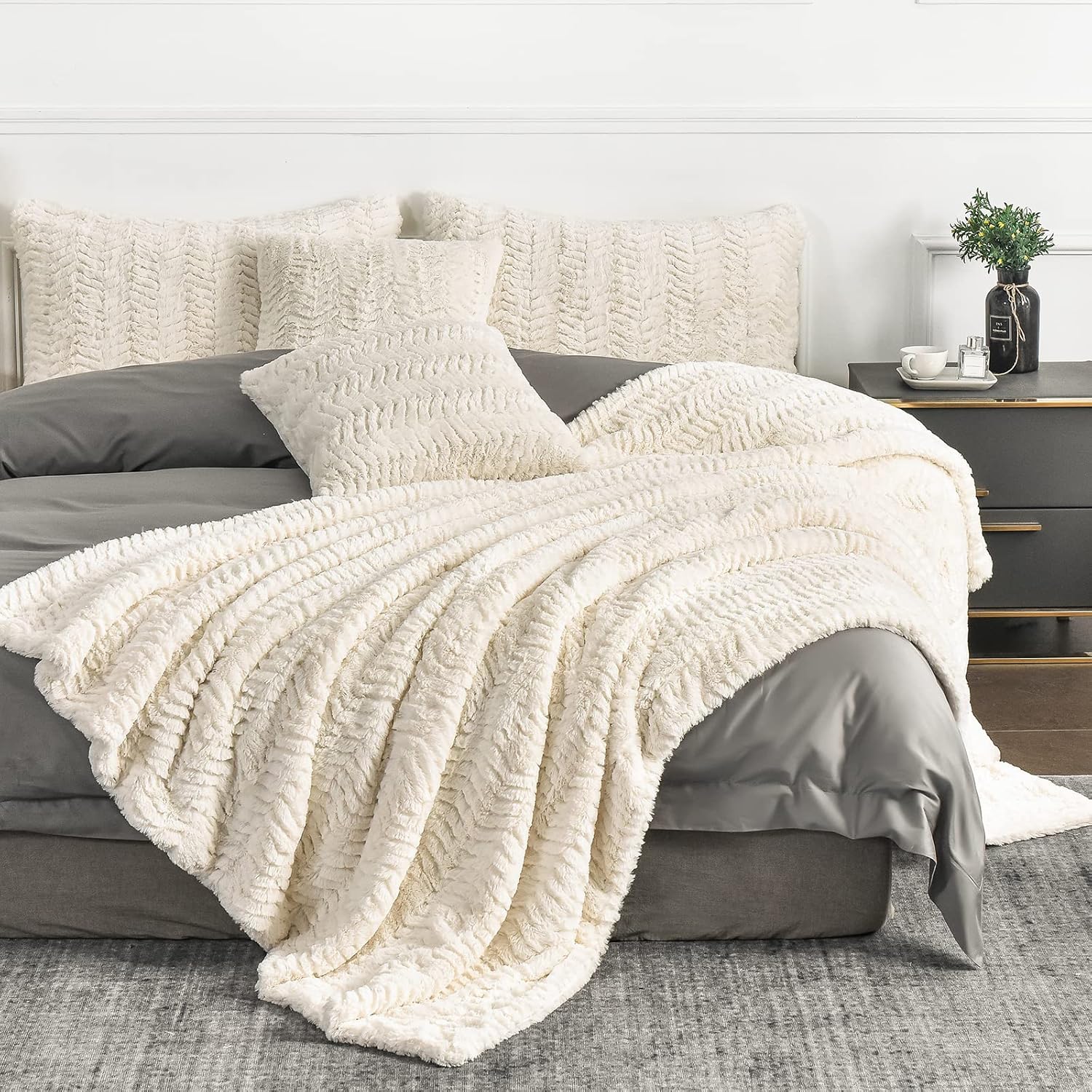 YUSOKI Luxury Faux Fur Blanket for Twin XL Bed - Cozy Comfort