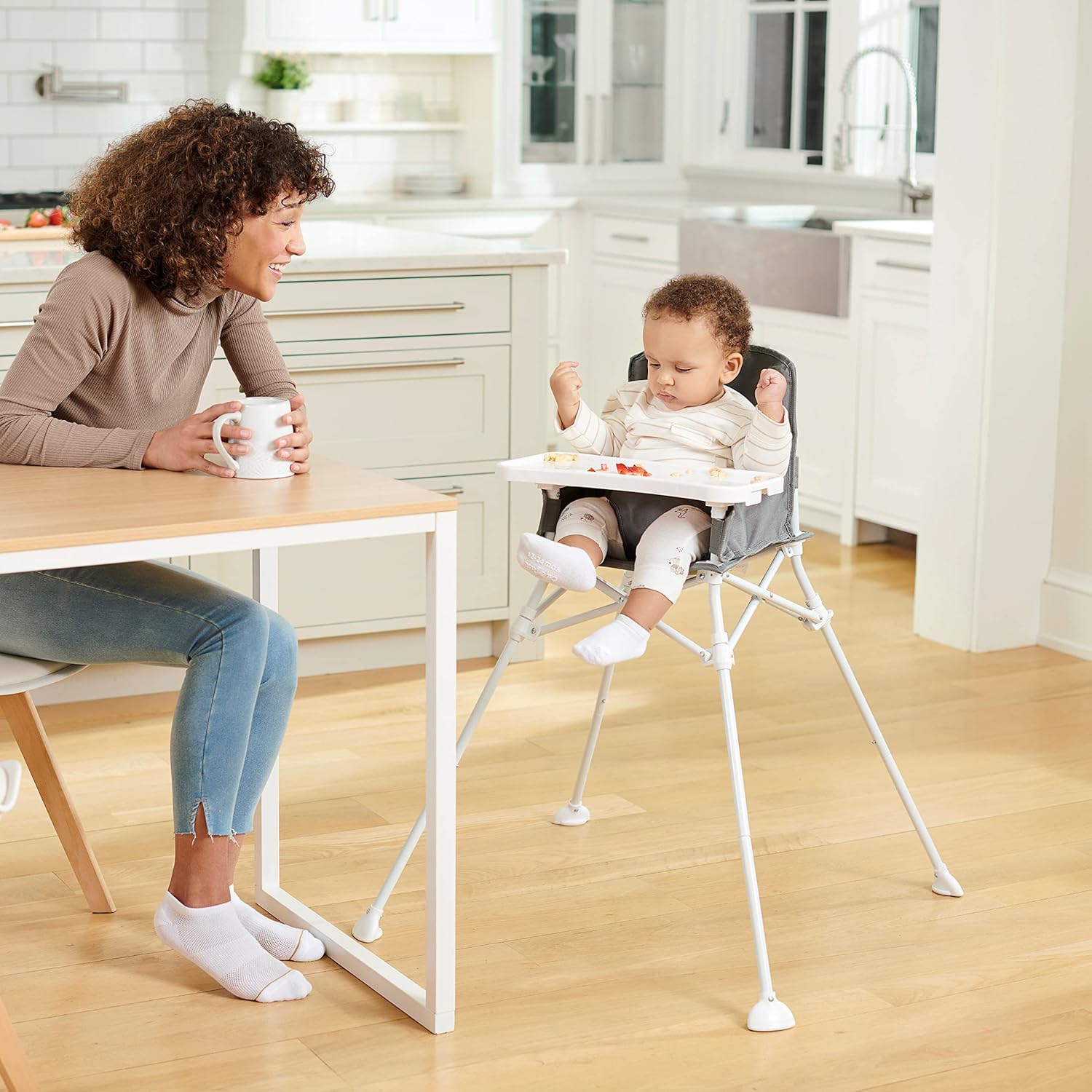 Regalo Portable High Chair: Indoor/Outdoor, Bonus Tray with Cup Holder
