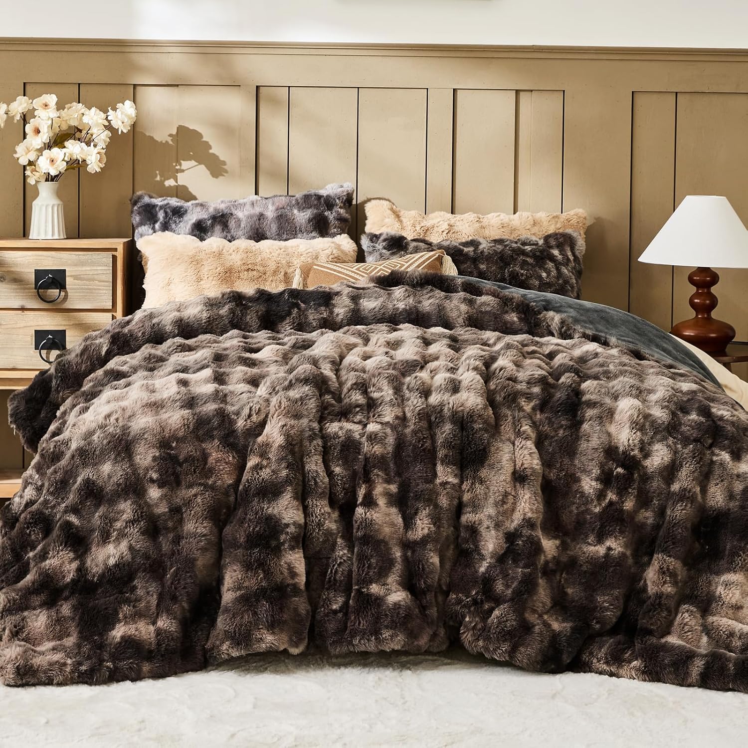 Luxurious Faux Fur Queen Comforter Set with Bubble Design