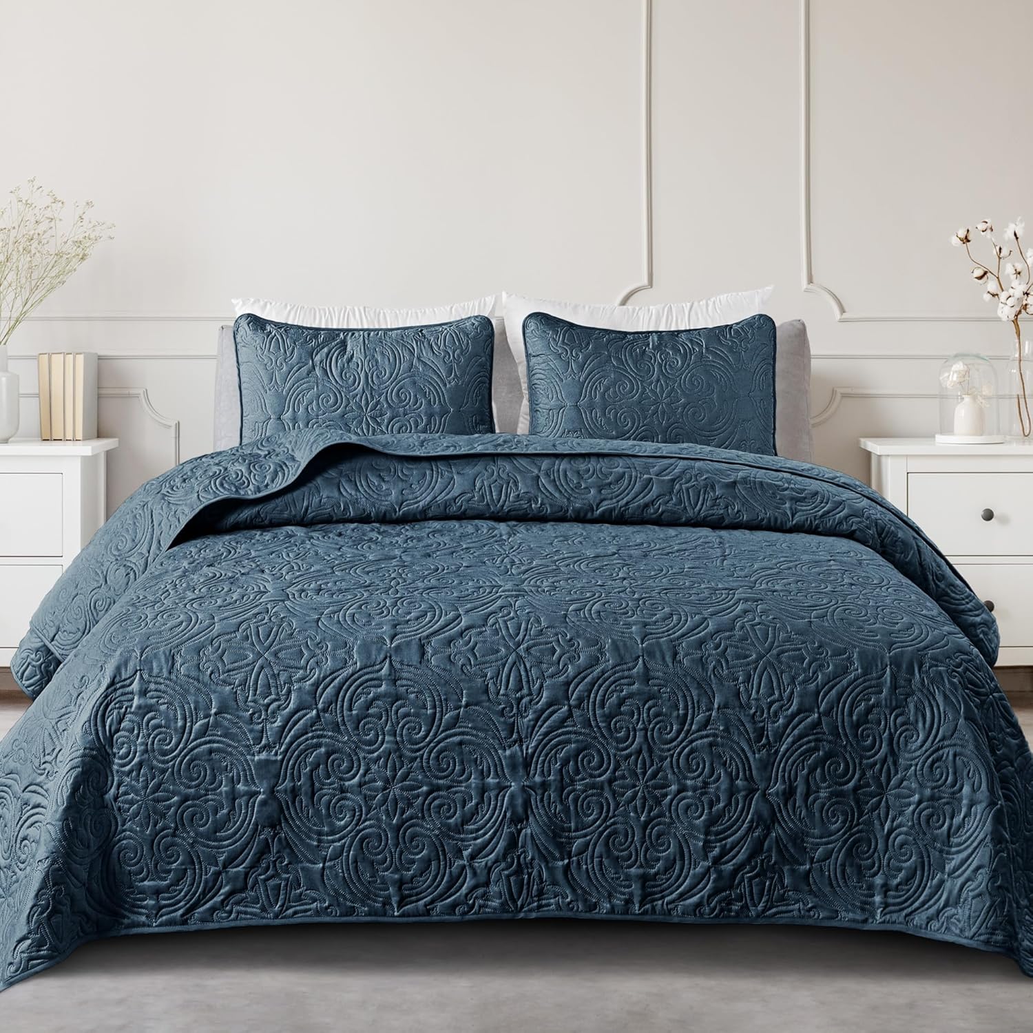 Lightweight Navy Blue King Quilt Set with Vintage Damask Pattern