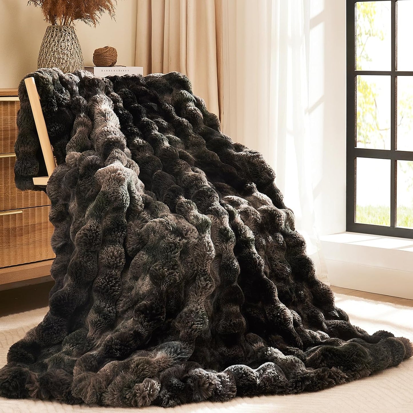 L'AGRATY Faux Fur Throw Blanket: Cozy Plush Bubble Blanket