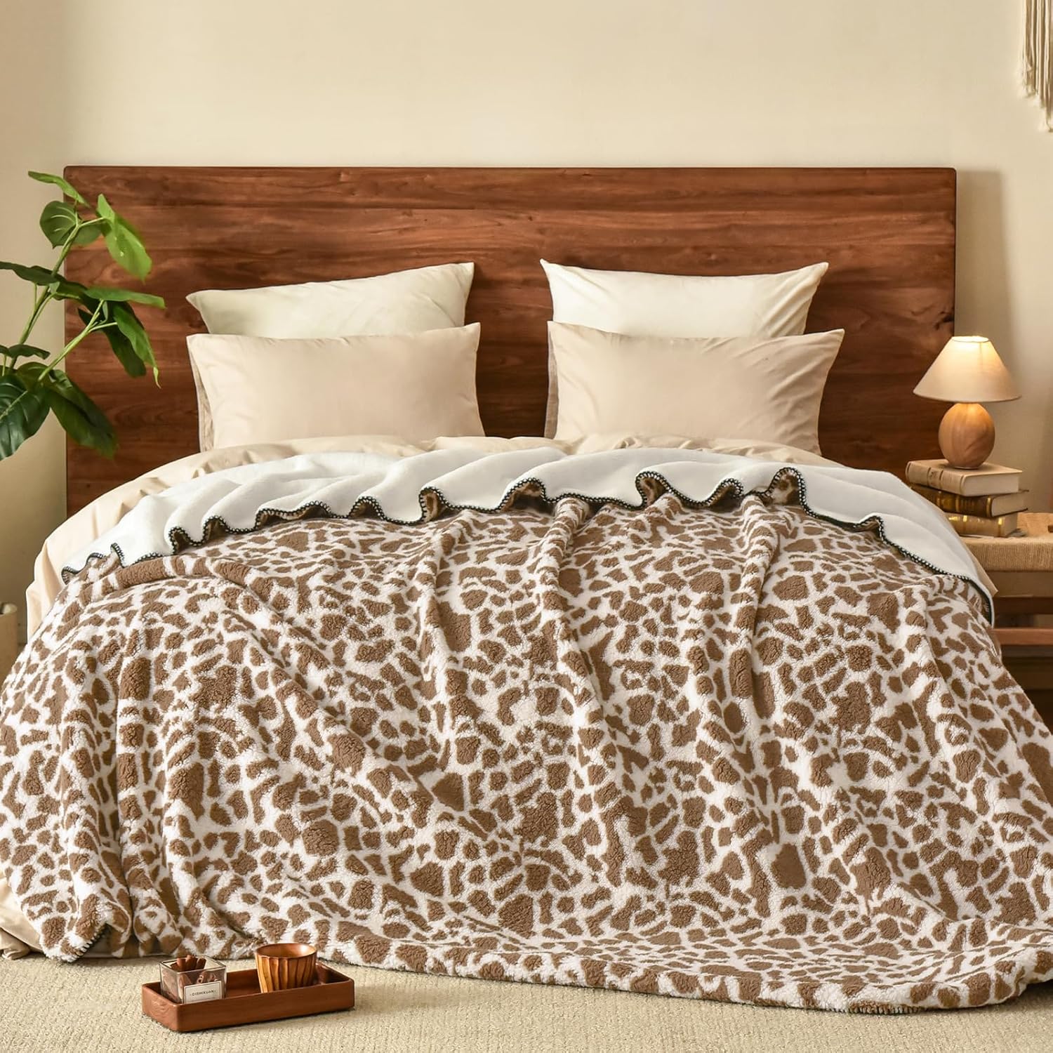 Giraffe Print Sherpa Fleece Blanket for Cozy Winter Nights