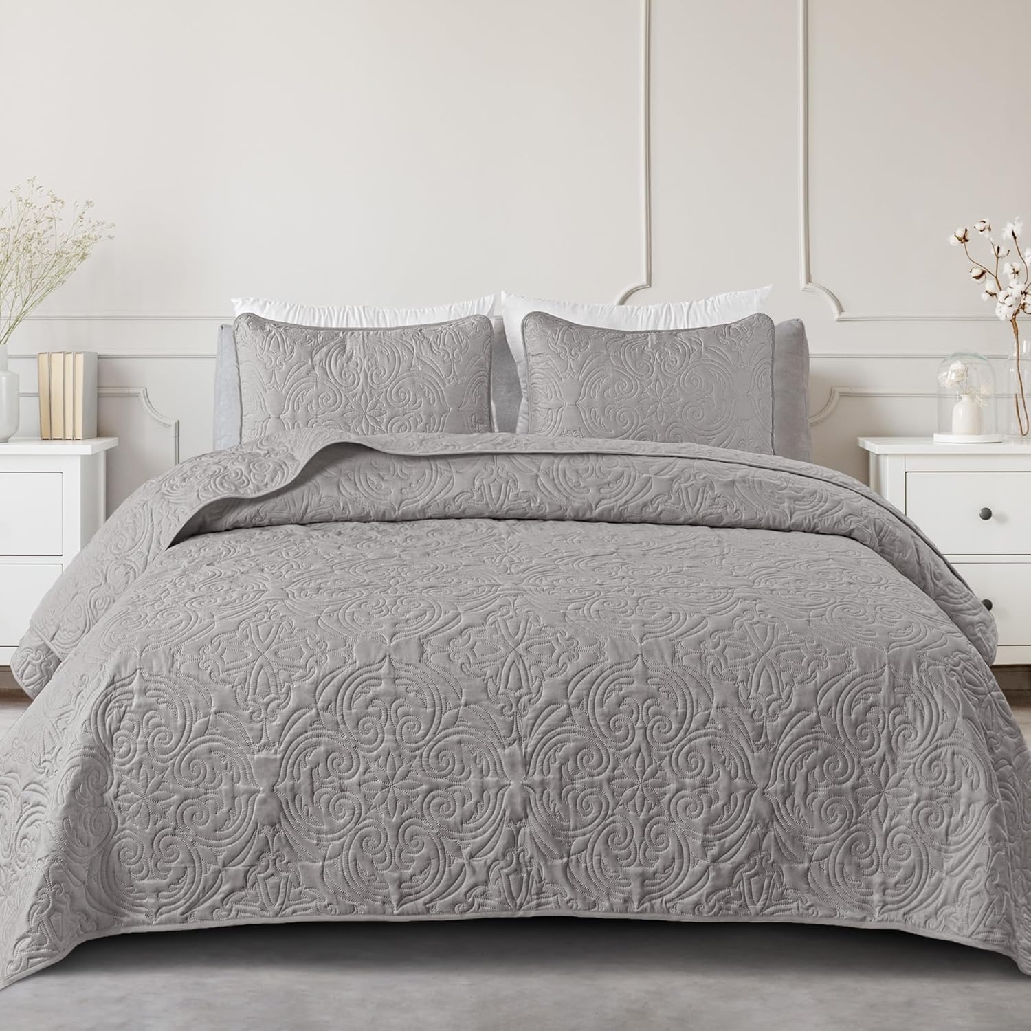 Oversized King Size Quilt Set with Vintage Damask Pattern