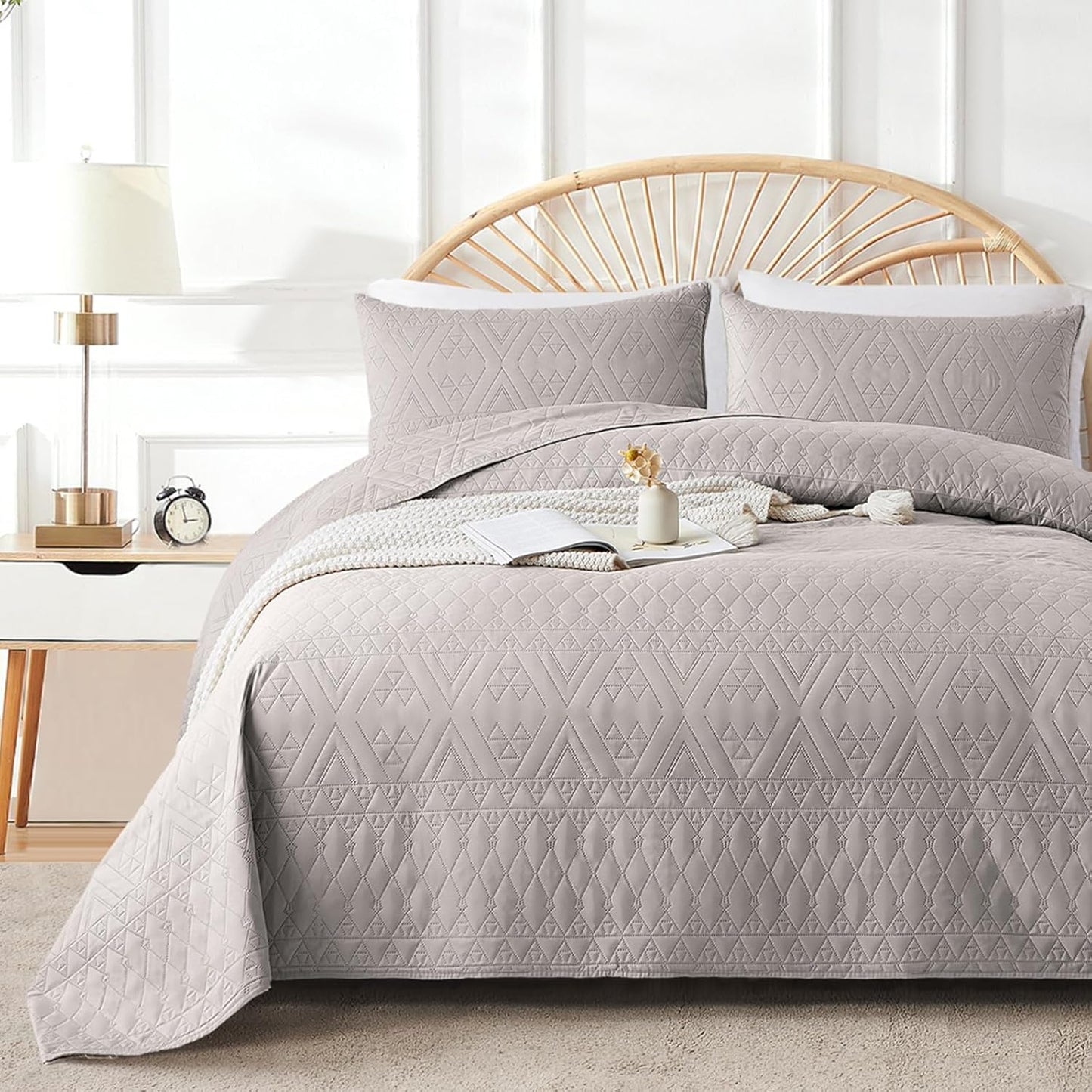 akkialla King/Cal King Size Quilt Set with Modern Geometric Design