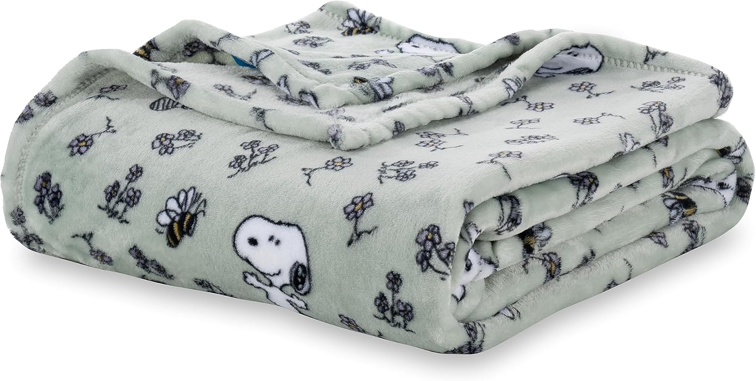Peanuts Snoopy Plush Blanket for Cozy Comfort and Style