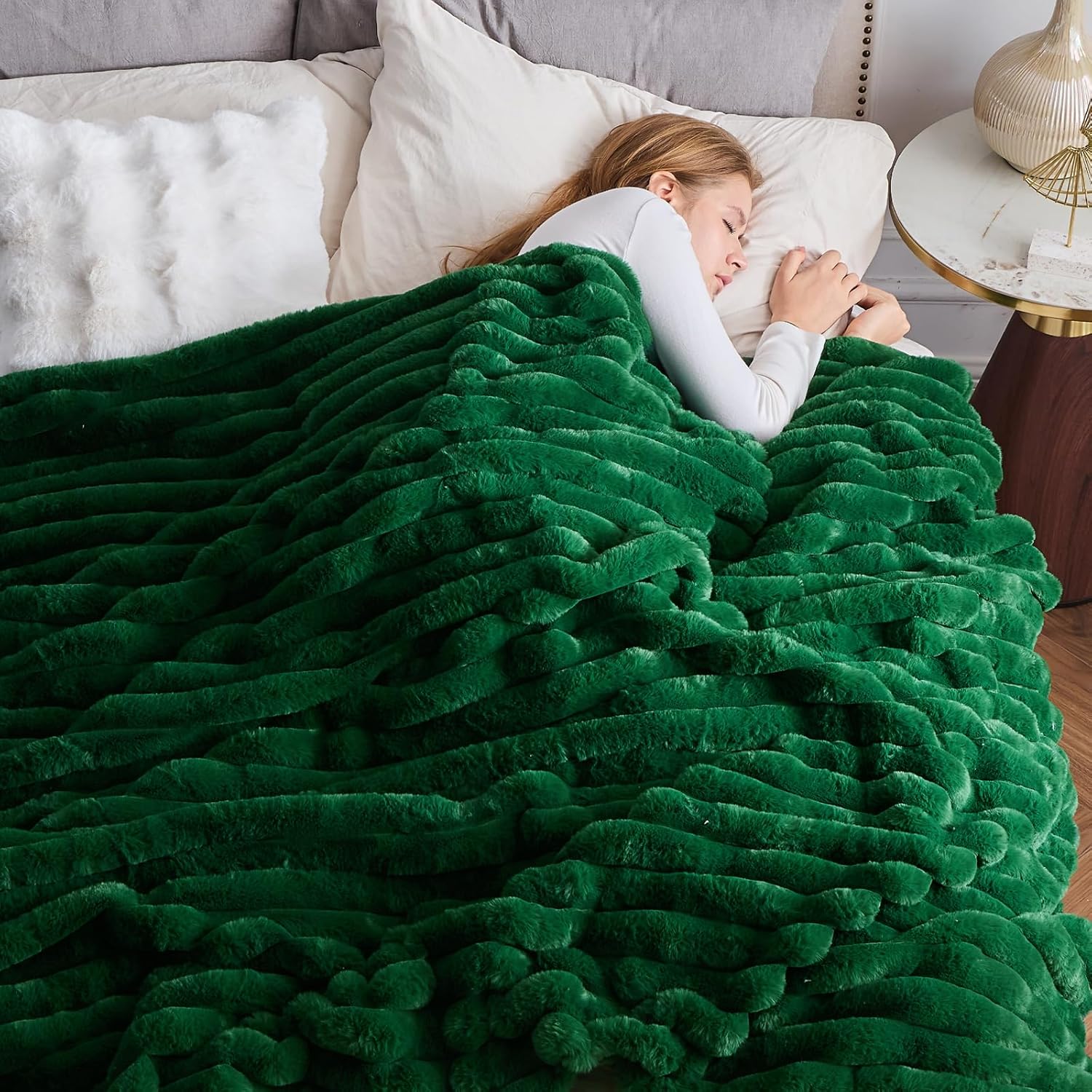 NEWCOSPLAY Faux Fur Twin Blanket Dark Green 3D Ribbed Plush