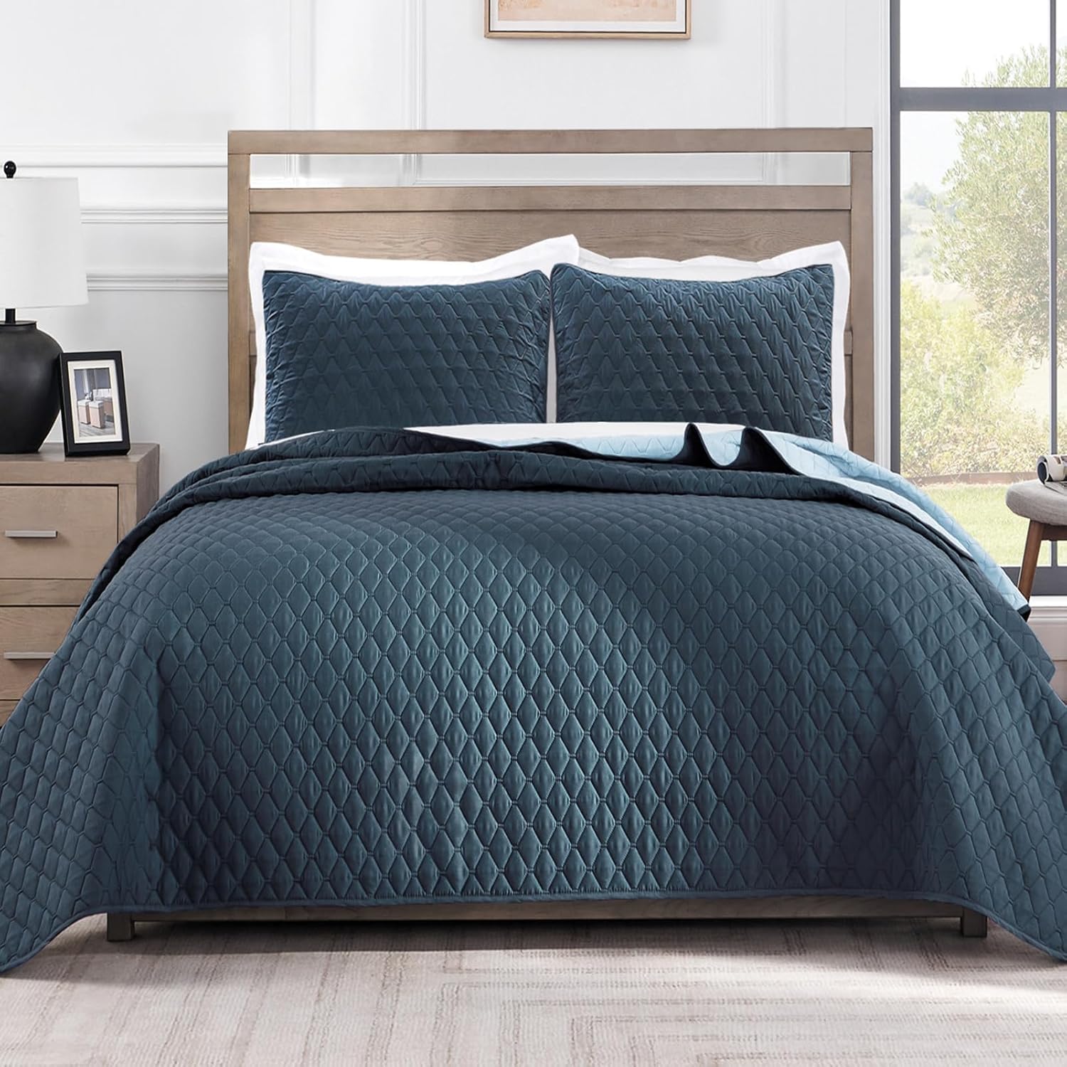 Exclusivo Mezcla Reversible Twin Quilt Bedding Set for All Seasons