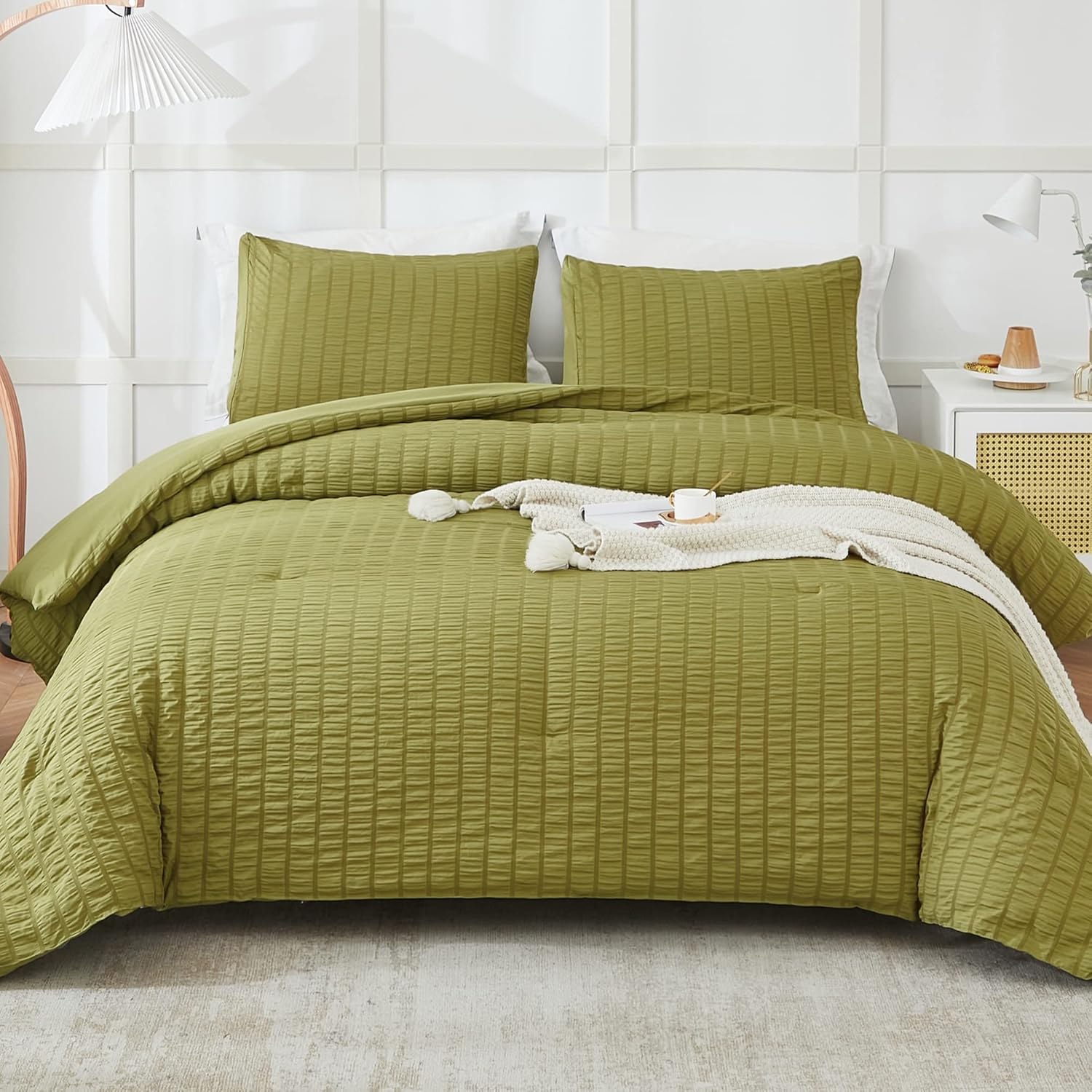 AveLom Olive Green Seersucker King Comforter Set for Cozy Nights