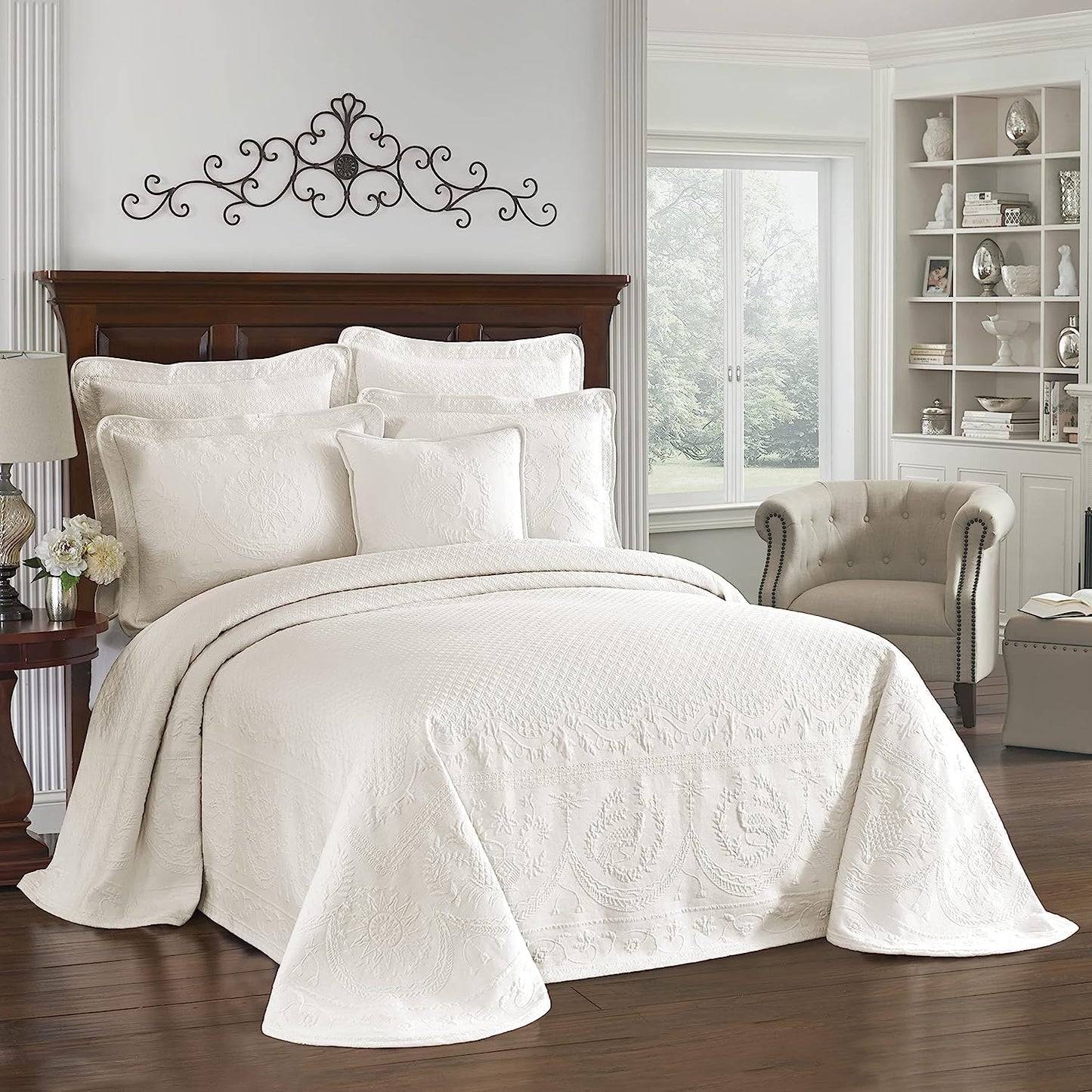 King Charles Modern Farmhouse Floral Matelasse Bedspread in Ivory
