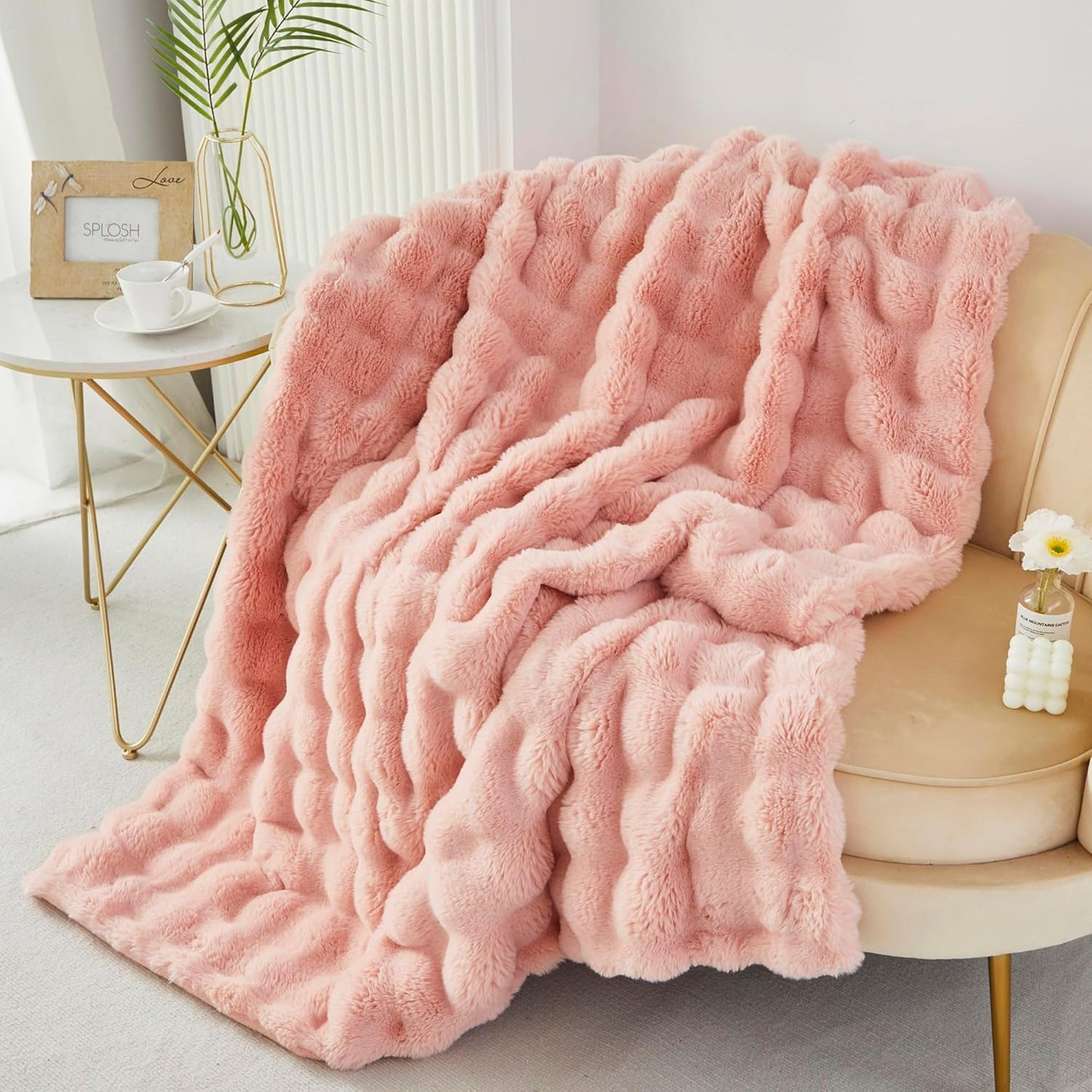 RYNGHIPY Faux Fur Bed Blanket for Cozy Warmth and Style
