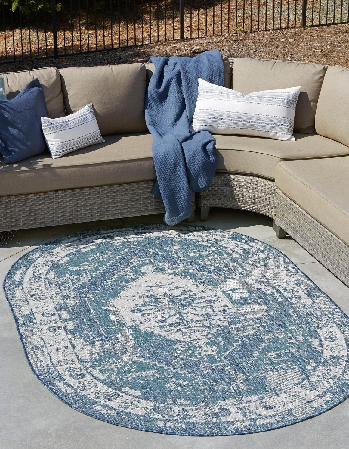 Unique Loom Outdoor Traditional Area Rug - Valeria in Blue/Ivory