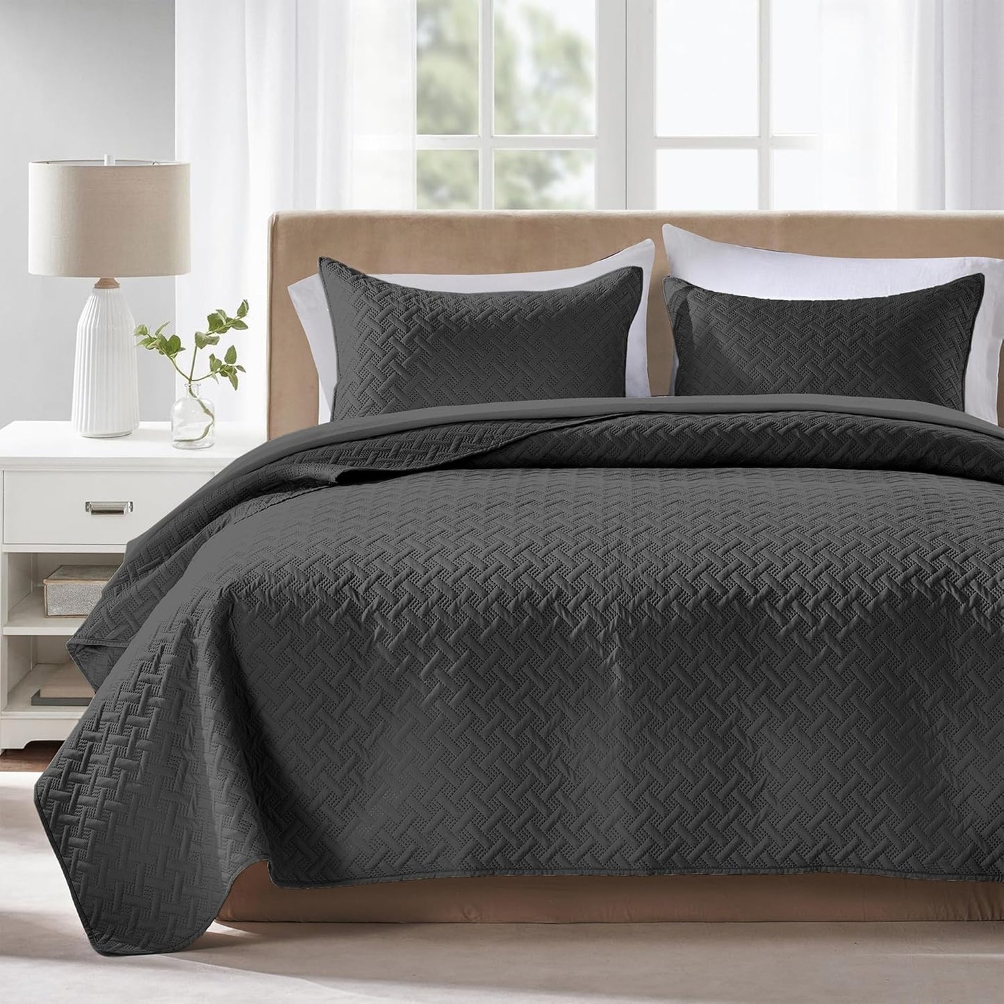 FLYMME King Size Quilt Bedding Set with Modern Geometric Design
