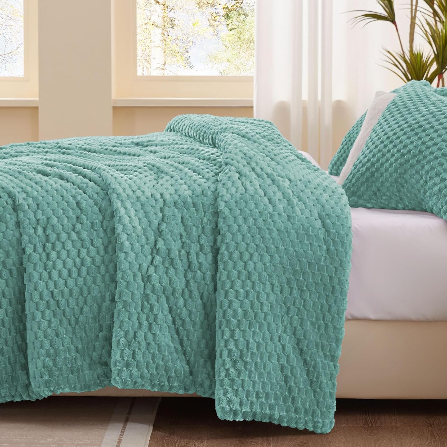 Fluffy Queen Comforter Set - Luxury Faux Fur Bedding for Comfort