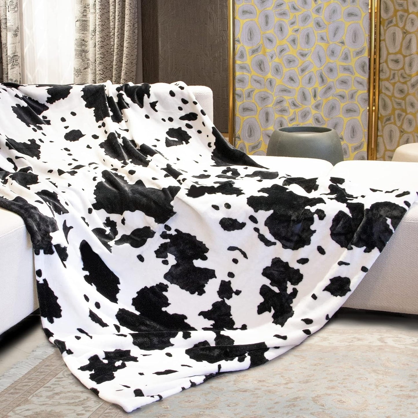 Cozy Cow Print Blanket for All Seasons - Soft and Plush Fleece